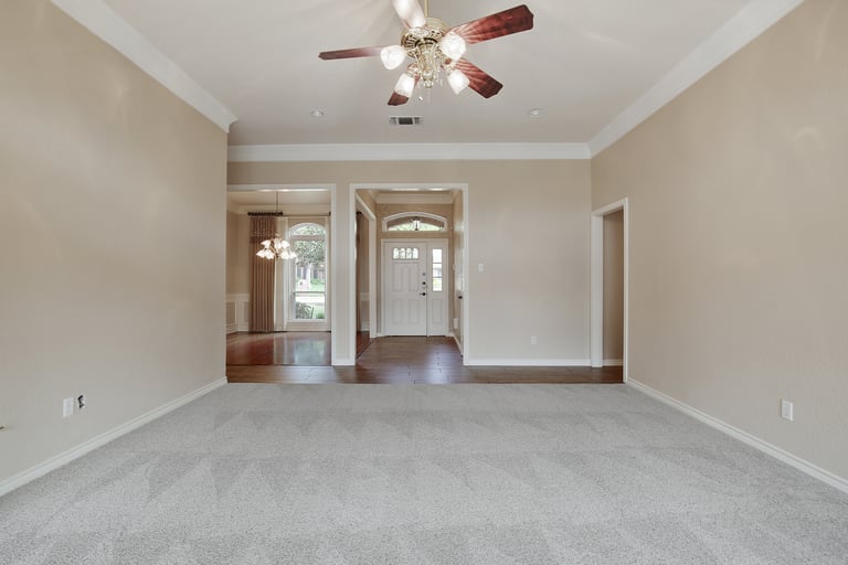 Photo 9 of 26 - 9 Red Oak Ct, Mansfield, TX 76063