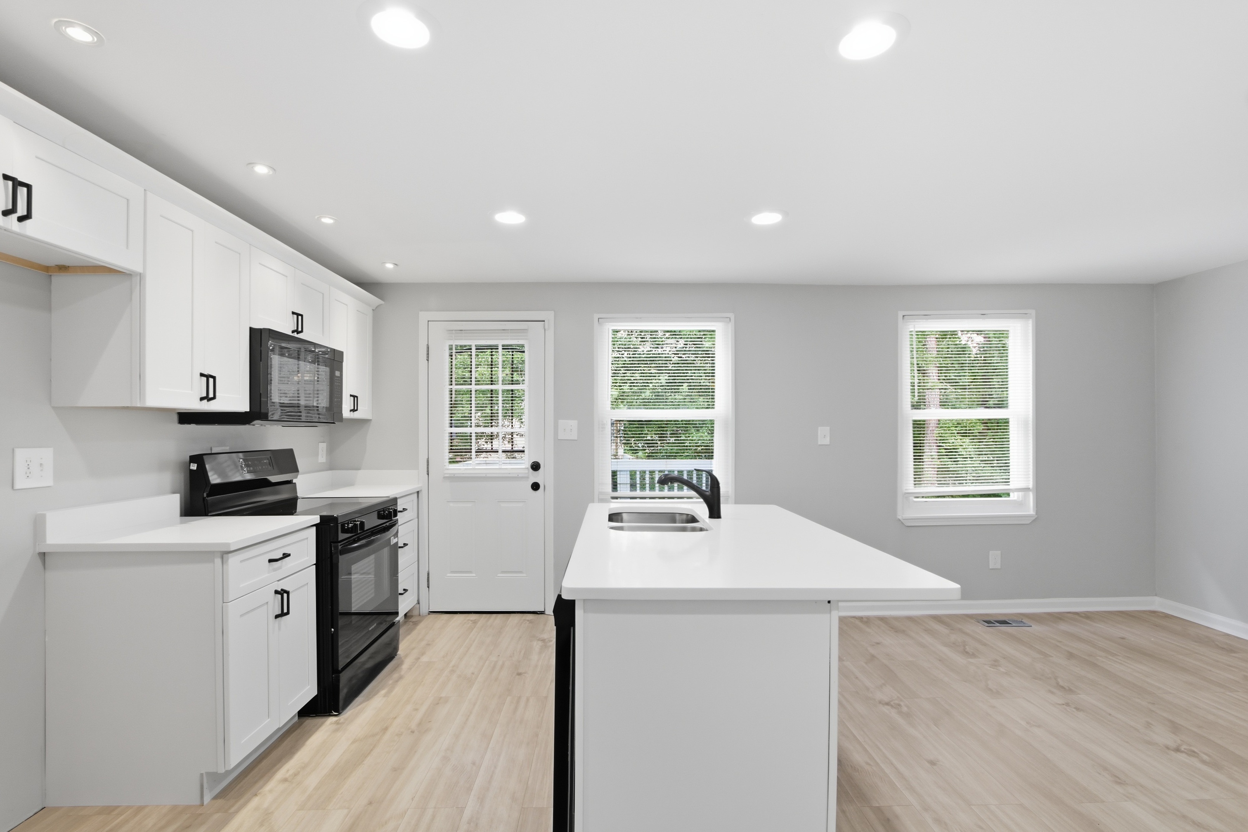 Photo 2 of 30 of 3724 Bramblevine Cir, Lithonia, GA