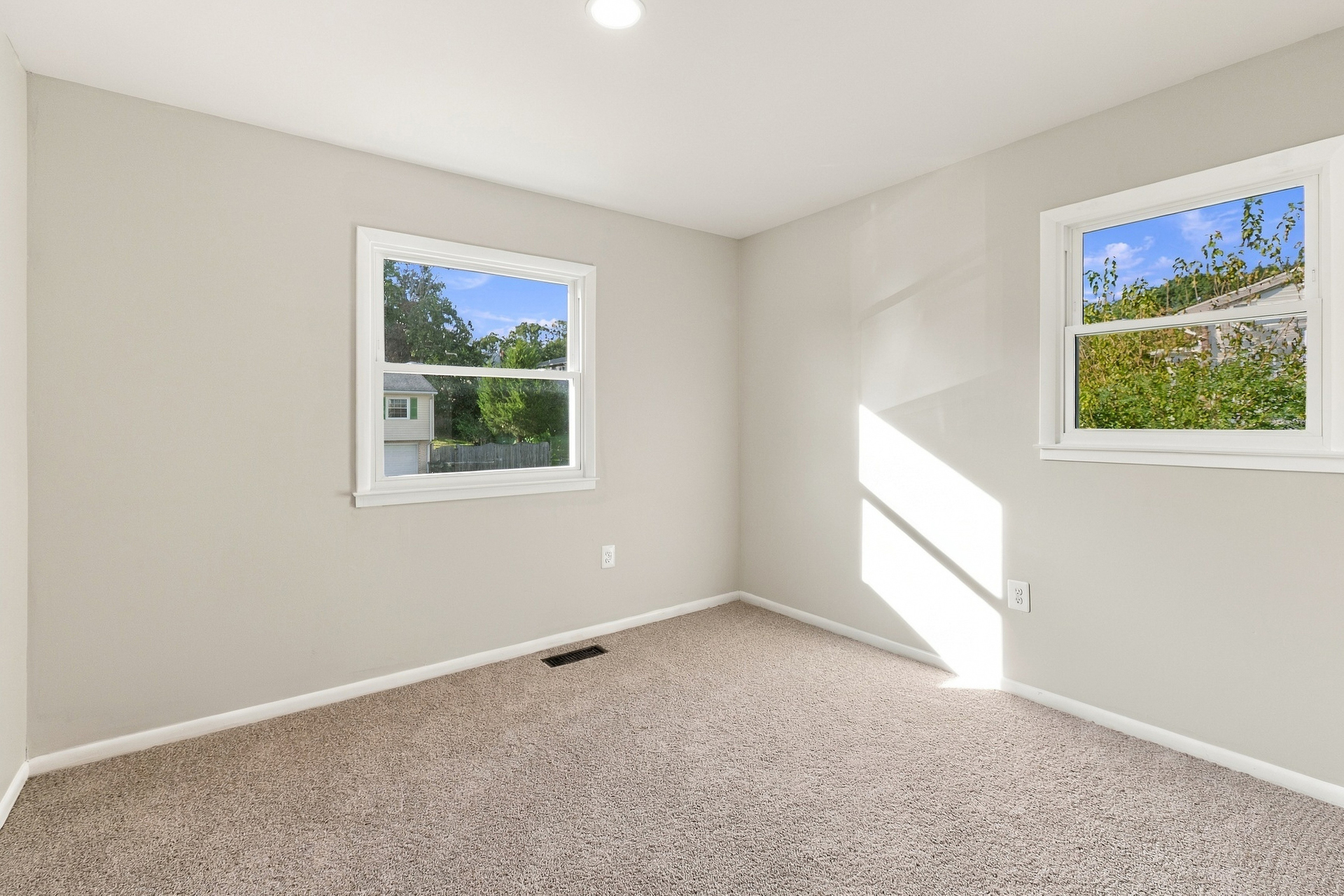 Photo 15 of 20 of 13449 Nascoby Ln, Woodbridge, VA