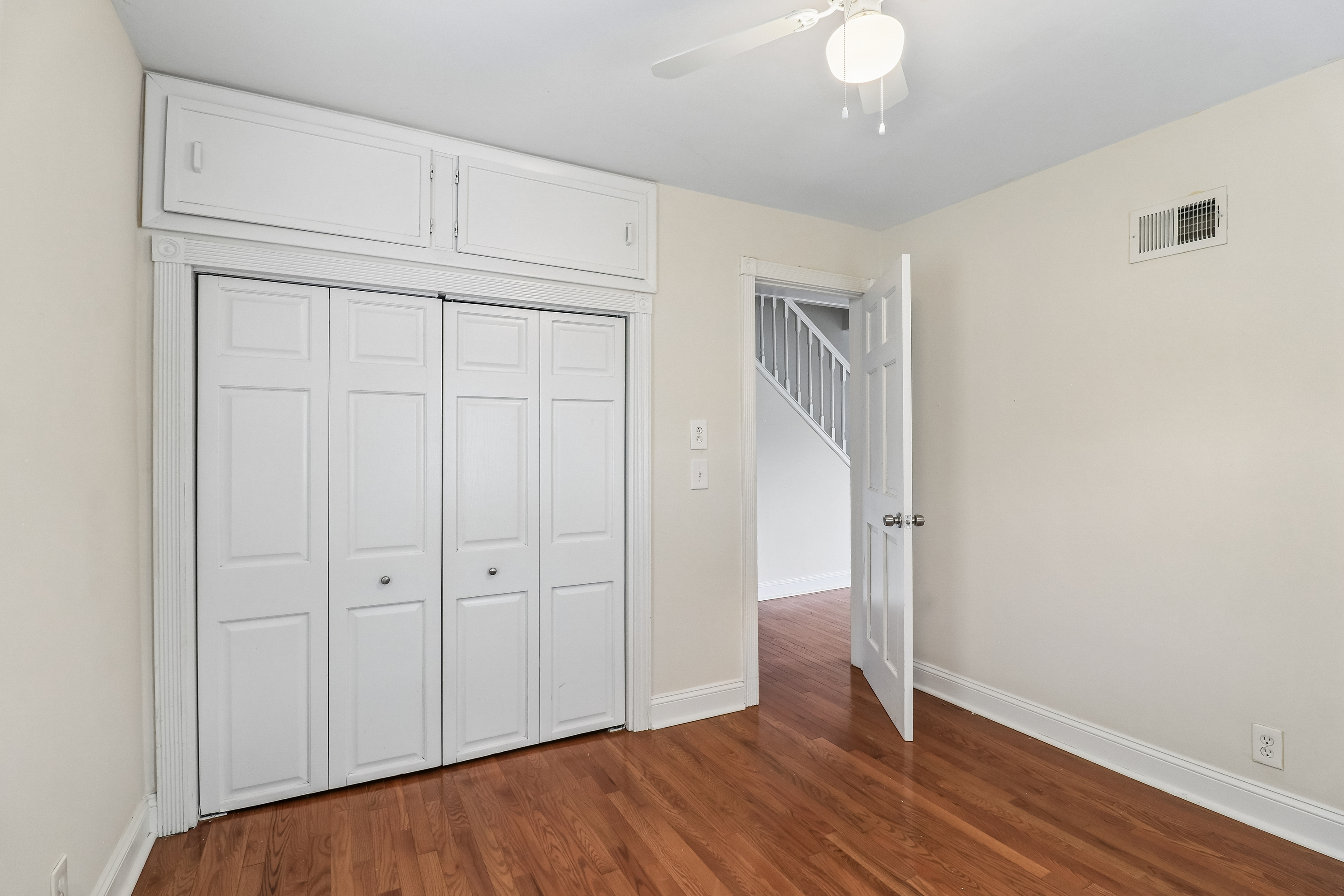 Photo 18 of 35 of 4811 Roslyn Rd, Downers Grove, IL