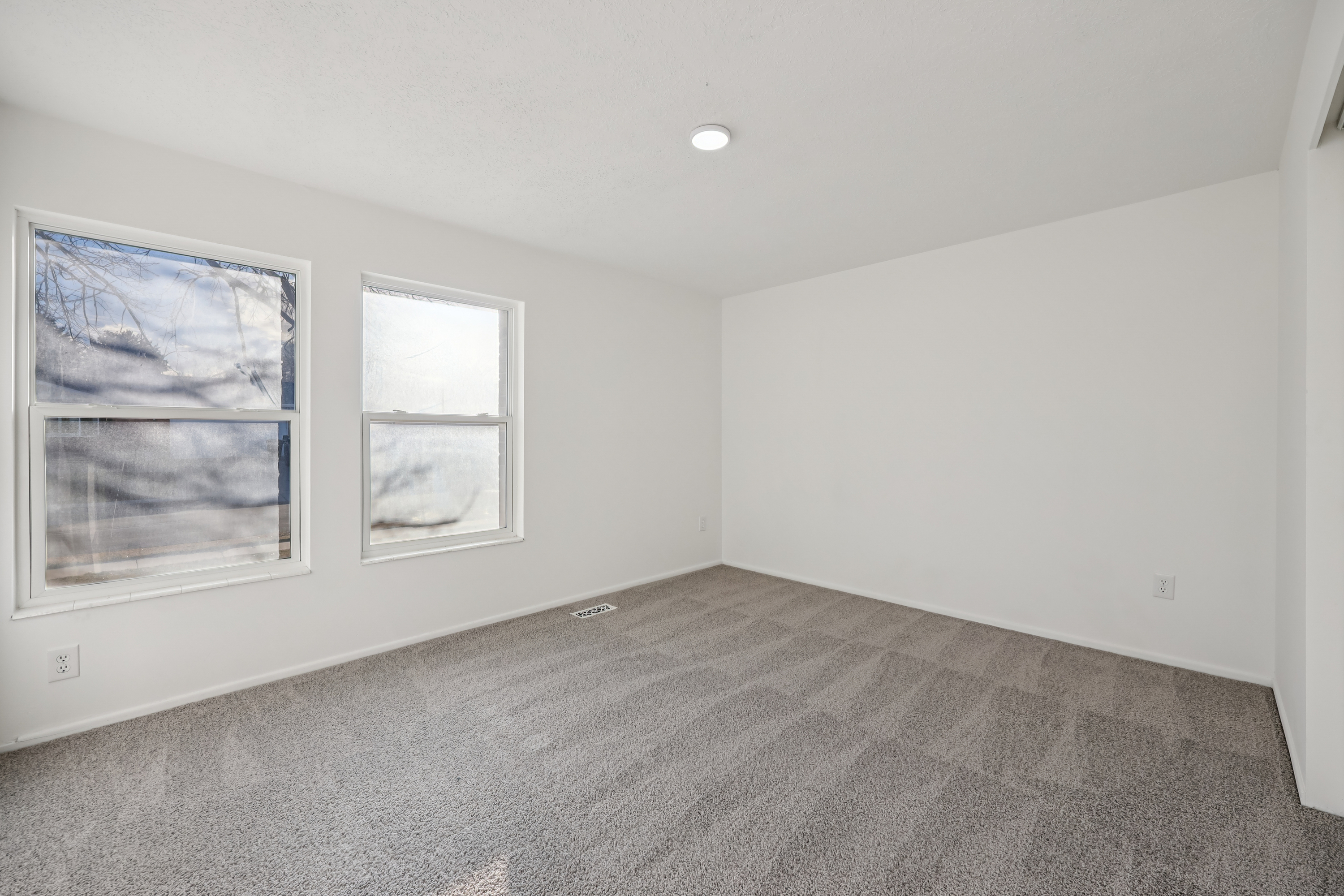 Photo 9 of 40 of 3020 W Rosa Vista Dr, Taylorsville, UT