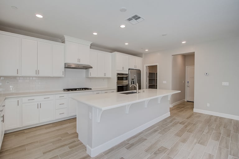 Photo 4 of 30 - 1914 Herrera Dr, Woodland, CA 95776