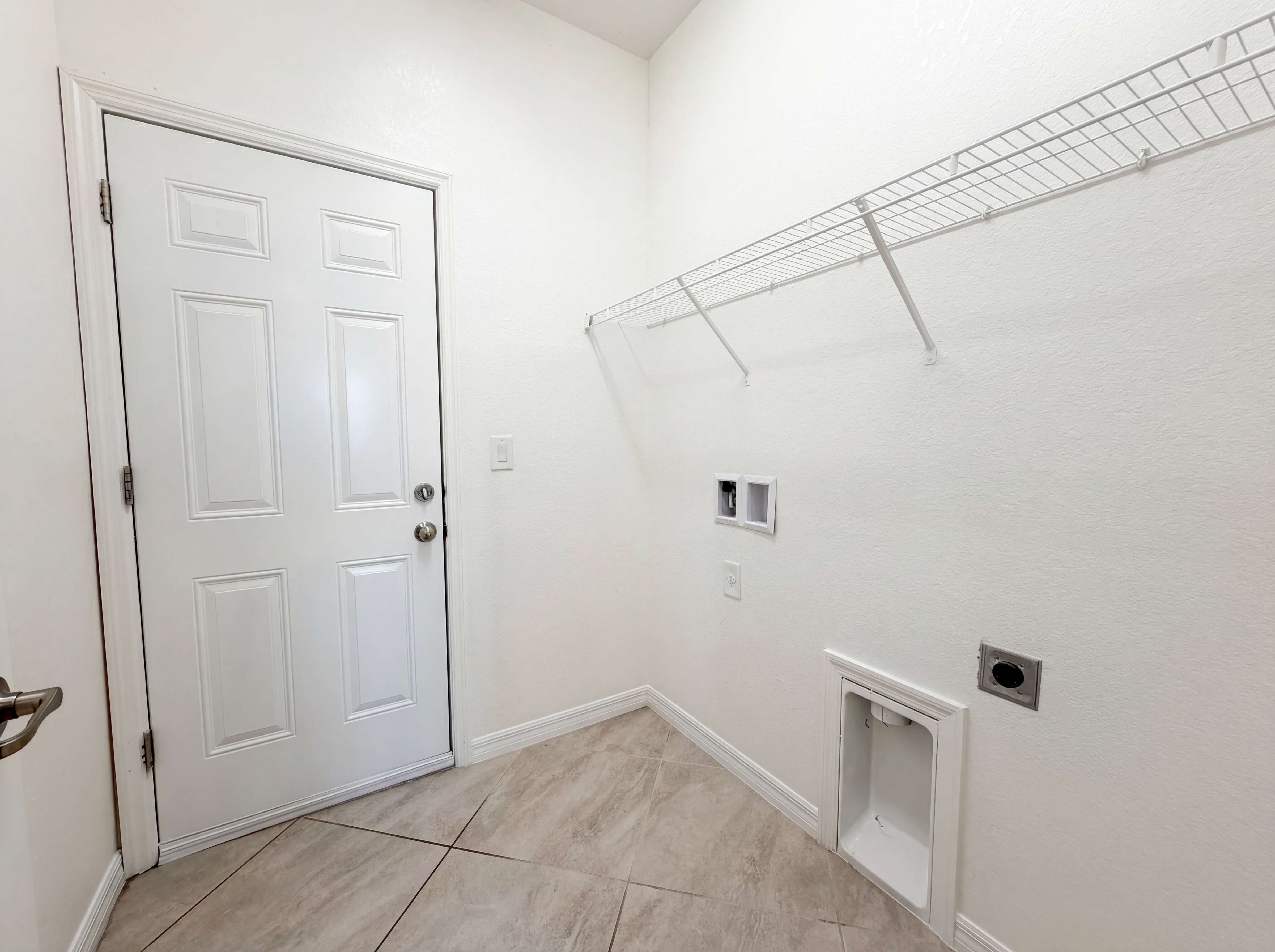 Photo 18 of 35 of 14102 Vindel Cir, Fort Myers, FL