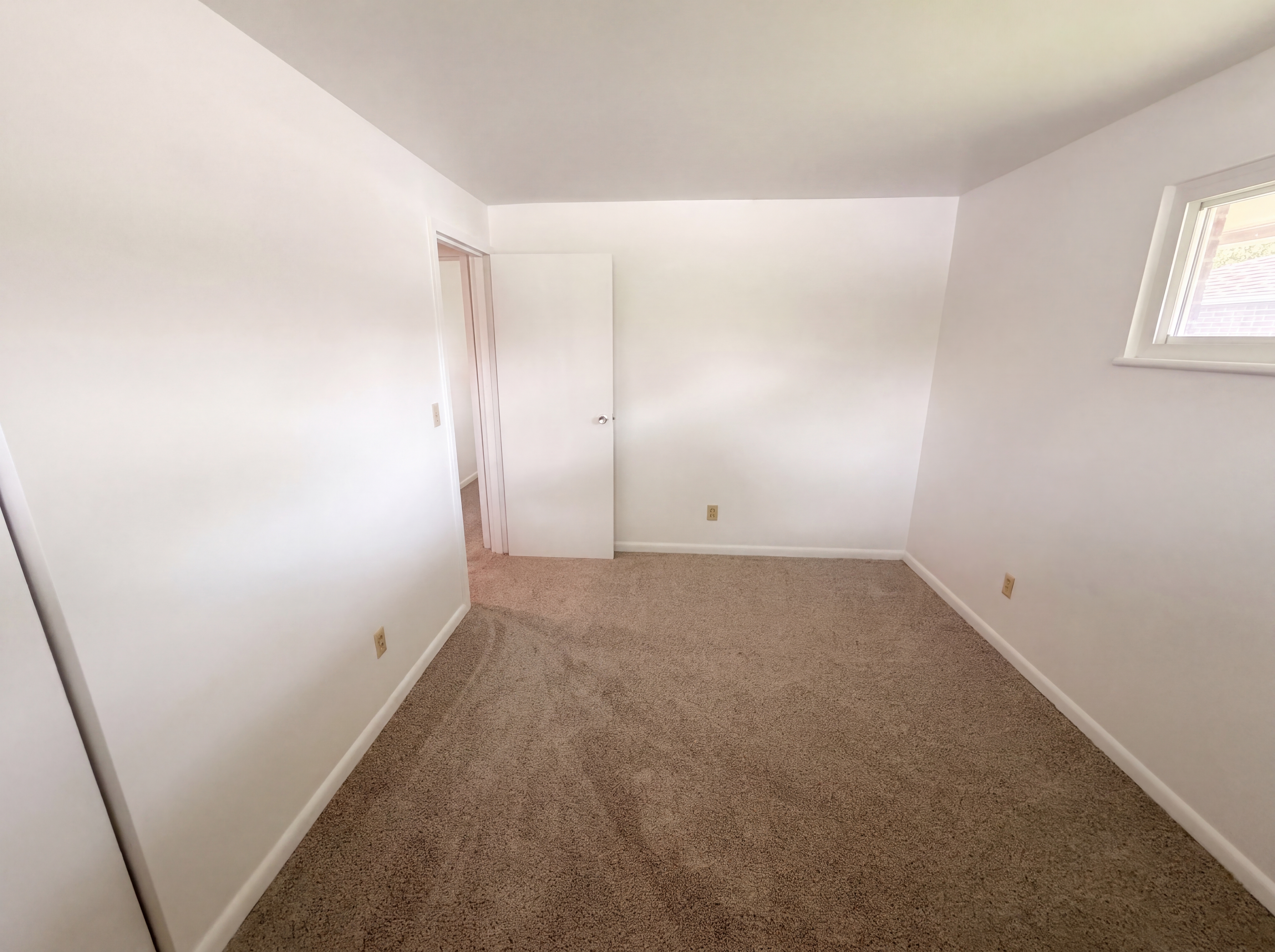 Photo 10 of 19 of 924 Miriam Dr W, Columbus, OH