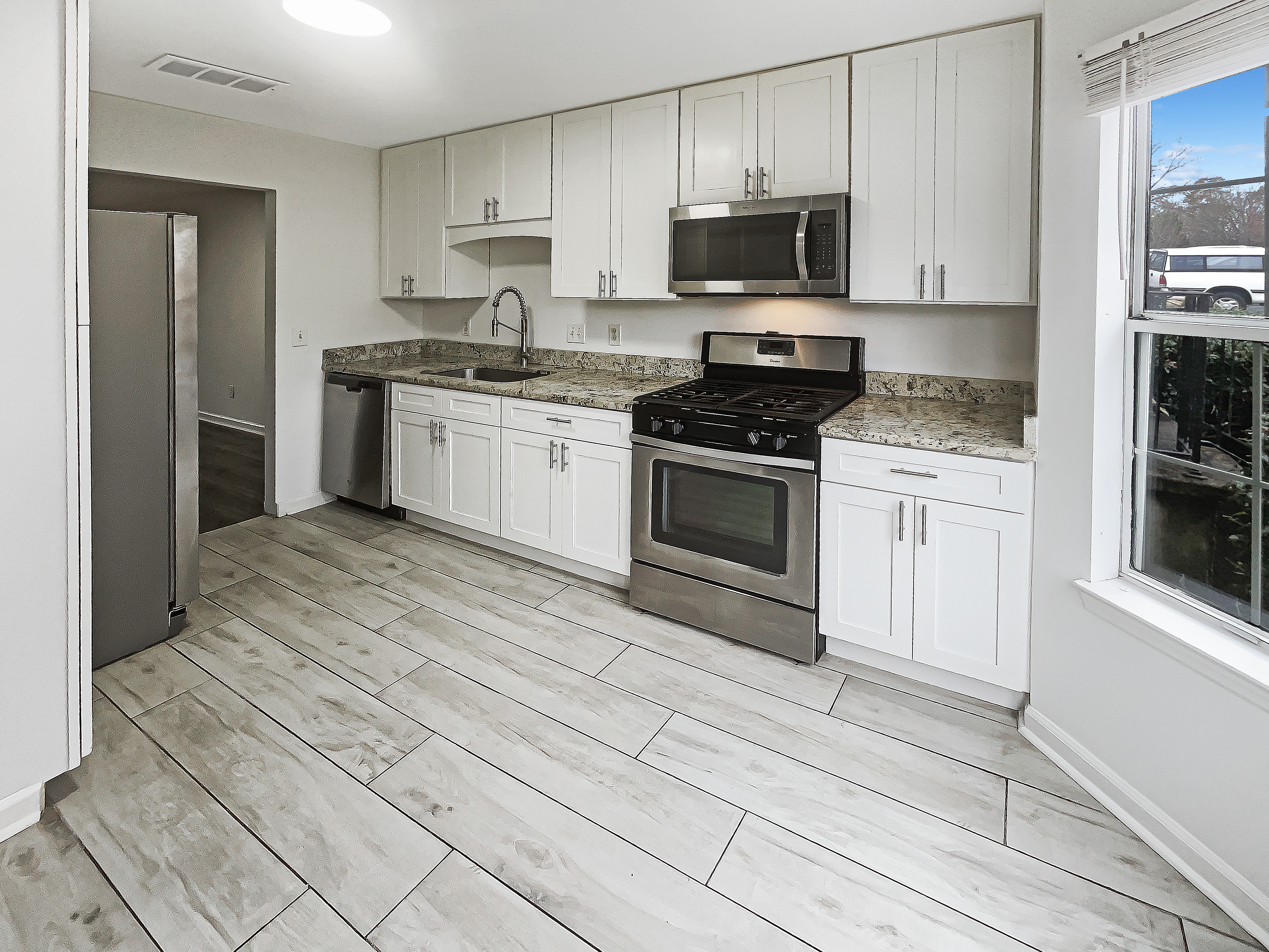 Photo 6 of 23 of 6420 Wedgeview Dr, Tucker, GA