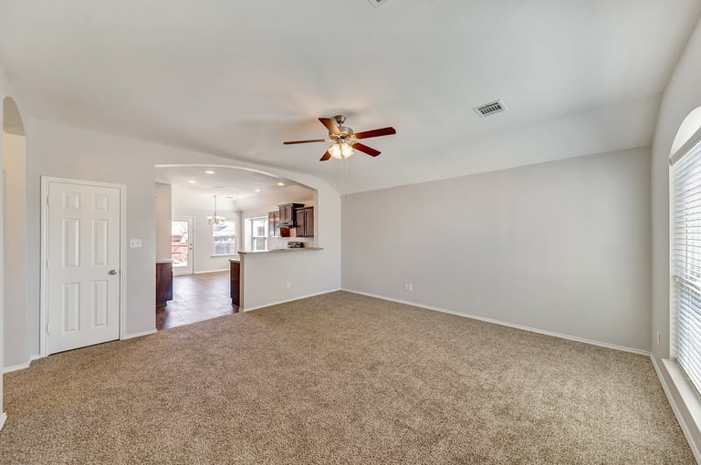 Photo 4 of 25 - 5516 Creek Hill Ln, Fort Worth, TX 76179