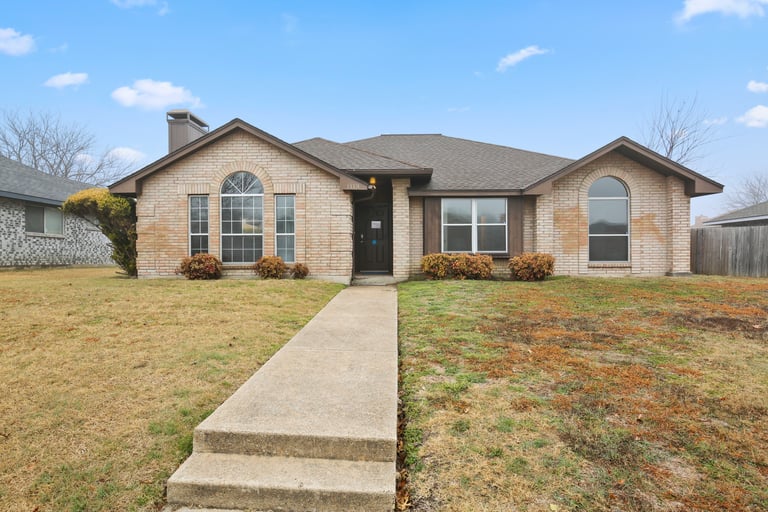 Photo 1 of 26 - 1113 Rosewood Ln, Lancaster, TX 75146