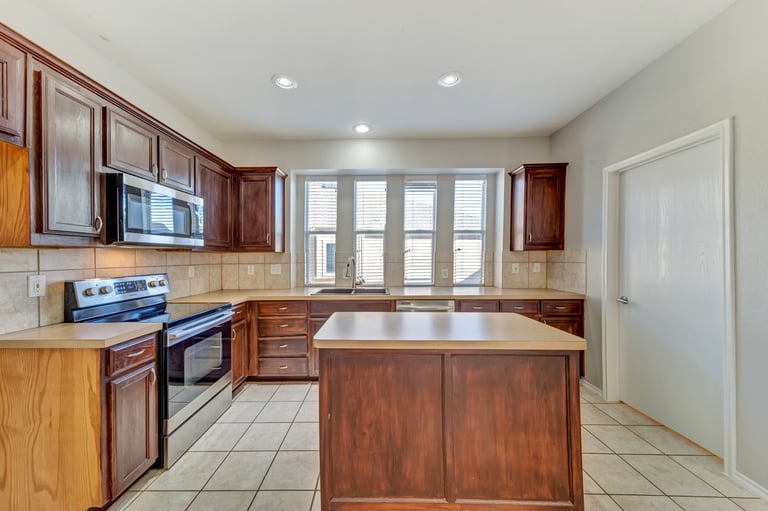 Photo 4 of 31 - 9625 Brenden Dr, Fort Worth, TX 76108