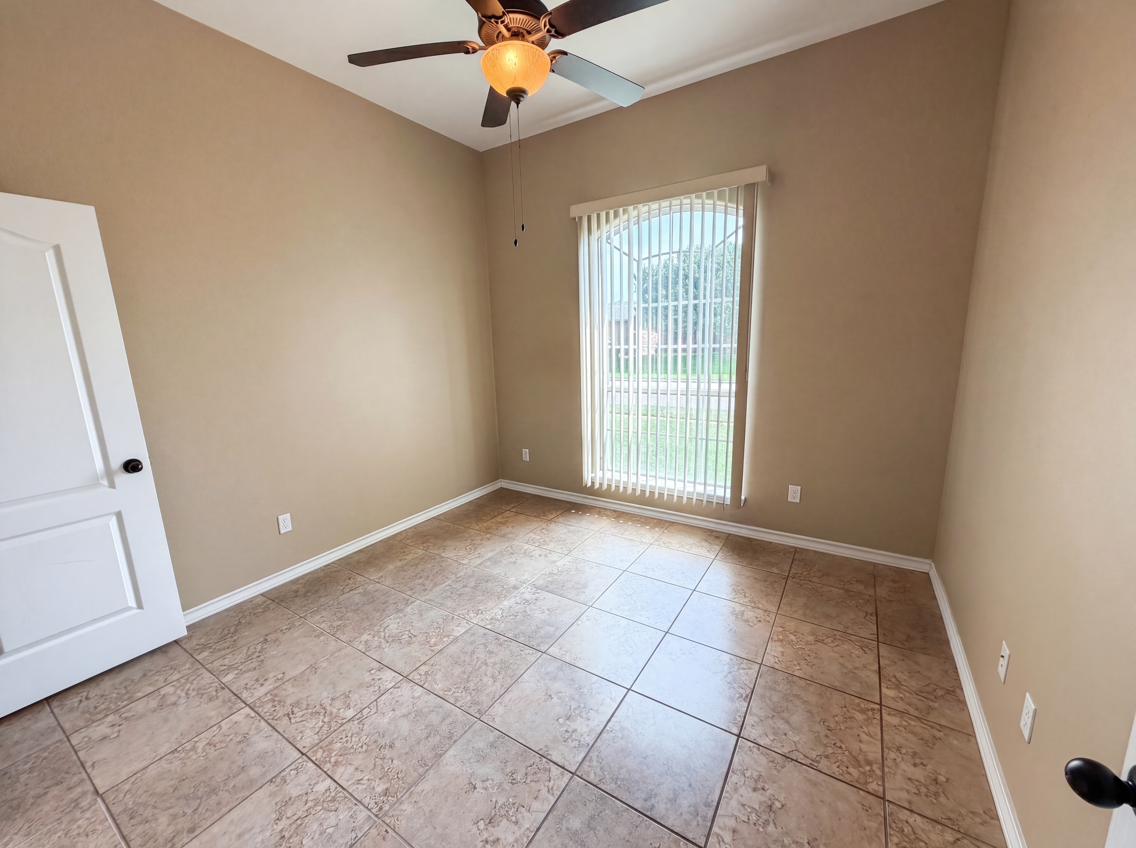 Photo 12 of 18 of 6906 King George Pl, Corpus Christi, TX