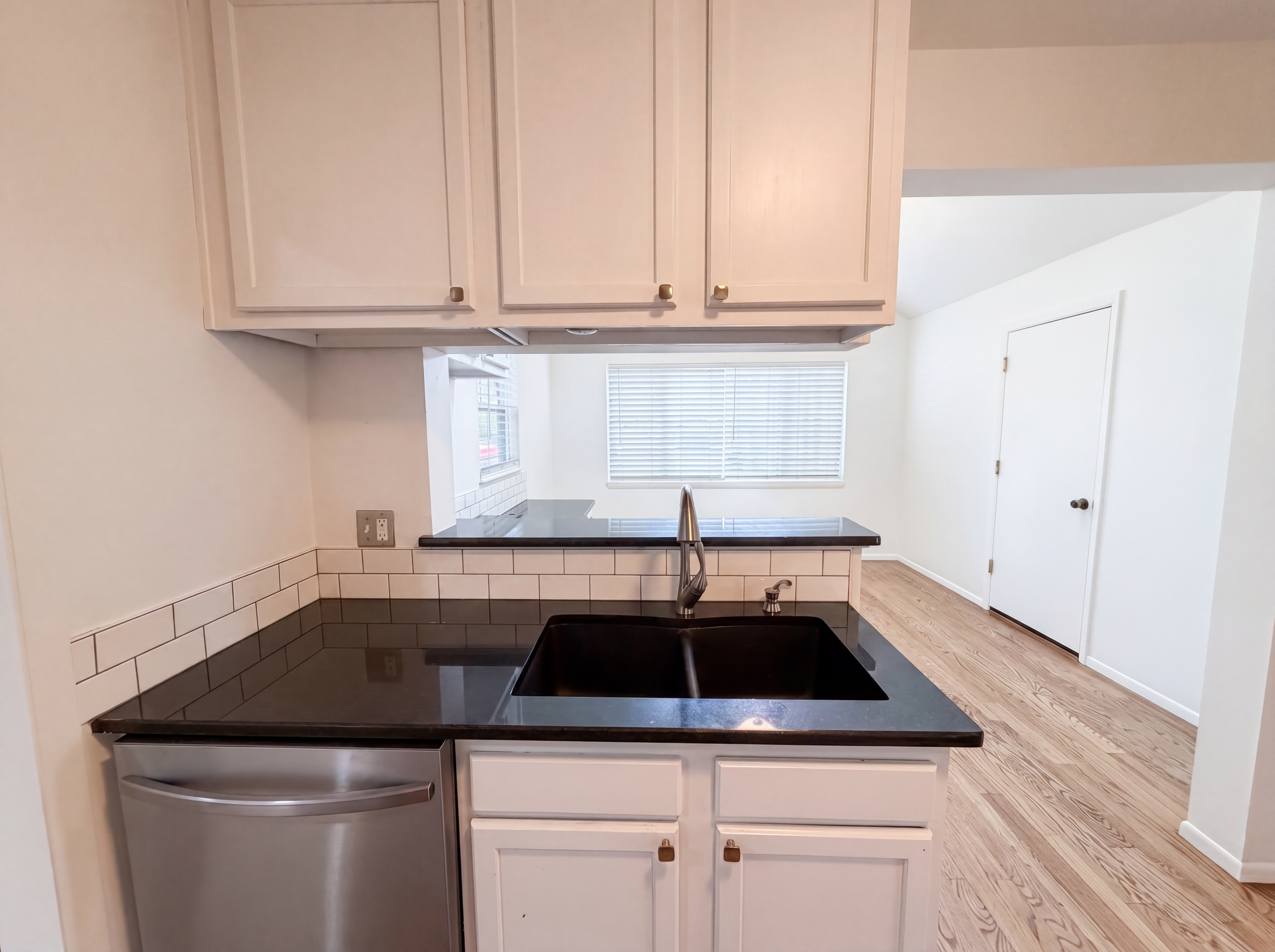 Photo 8 of 33 of 1741 S Krameria Way, Denver, CO
