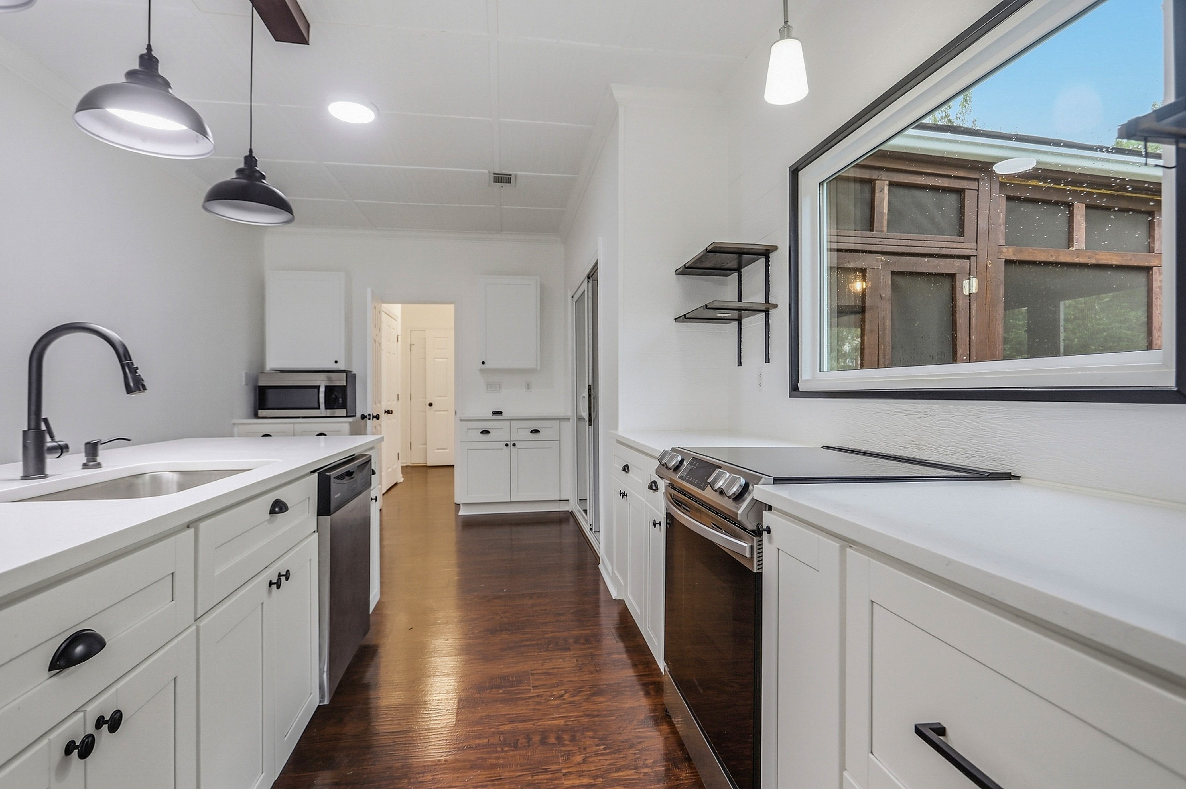 Photo 8 of 40 of 1025 Crown Corners Dr, McDonough, GA