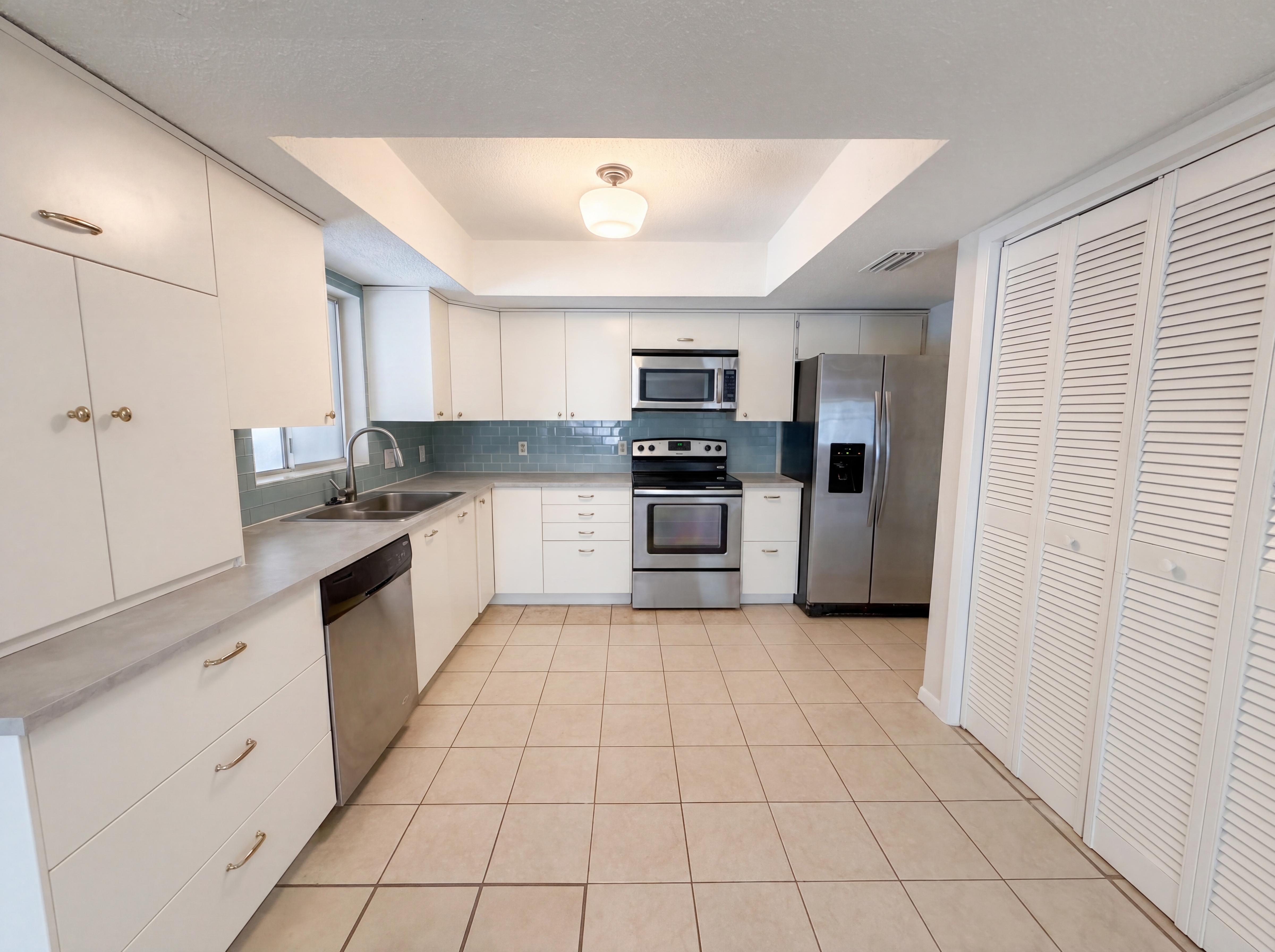 Photo 2 of 29 of 2534 Victarra Cir, Lutz, FL