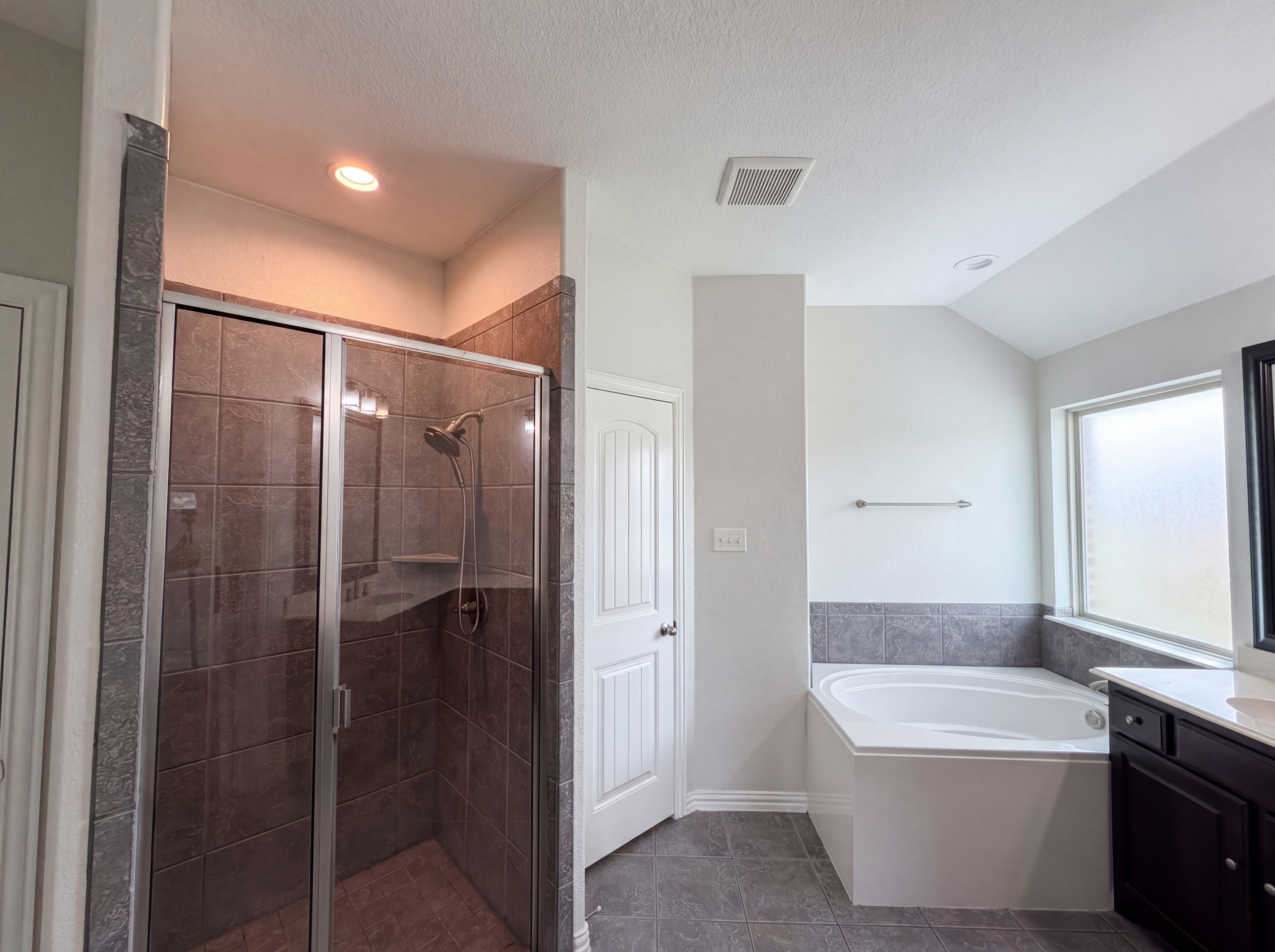 Photo 13 of 20 of 709 Ravenwood Dr, Saginaw, TX