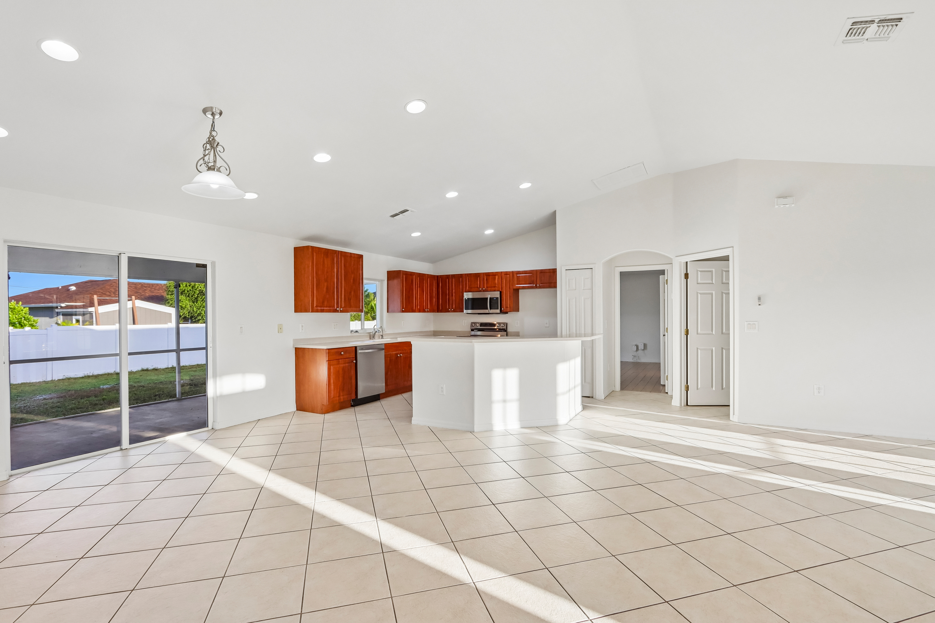 Photo 3 of 18 of 1136 SW 18th Ct, Cape Coral, FL