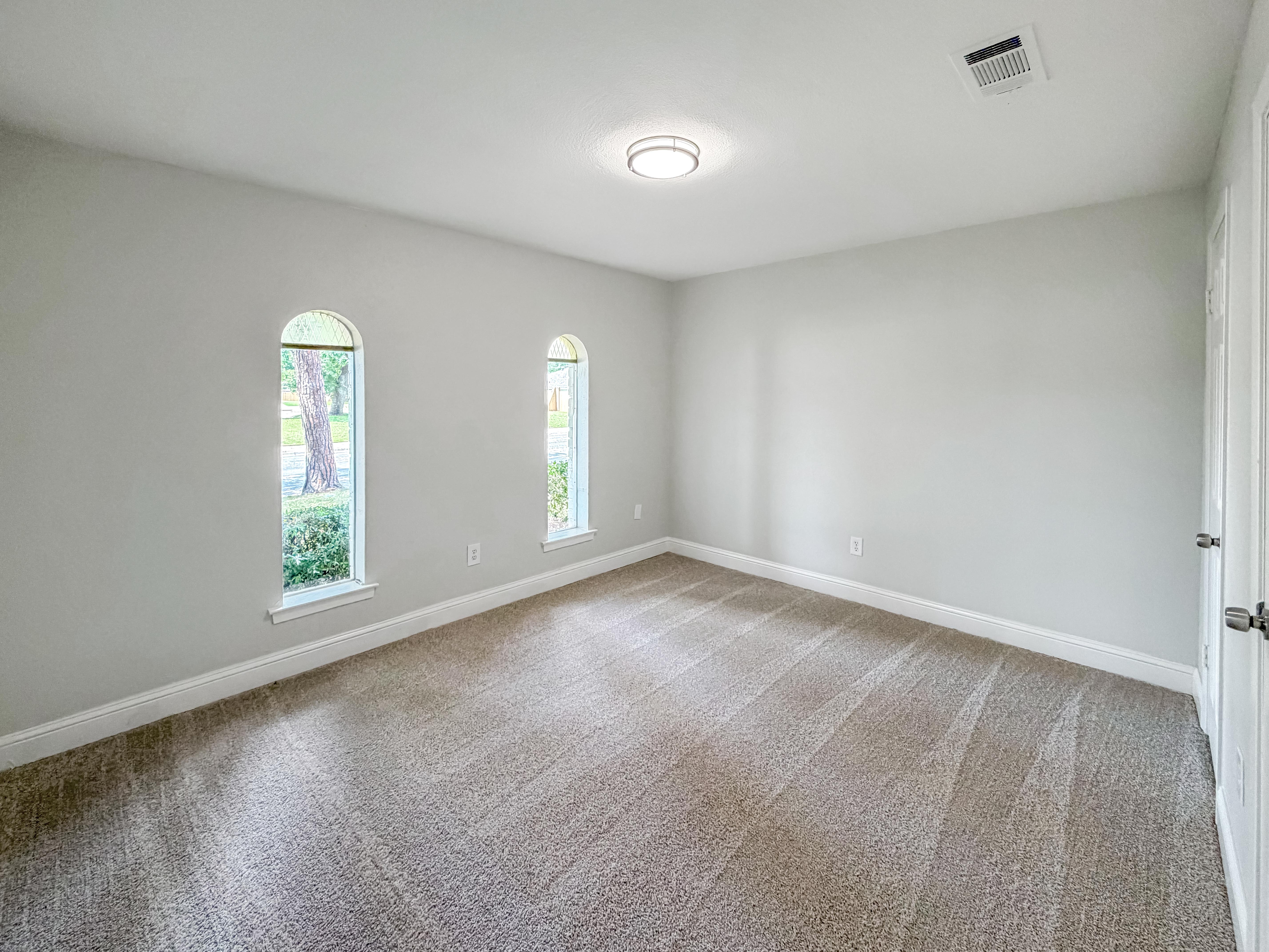 Photo 18 of 27 of 100 W Pleasantview Dr, Hurst, TX