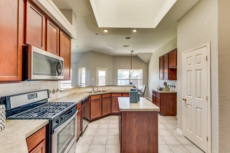 Photo 11 of 33 - 1710 Barton Springs Ct, Allen, TX 75002