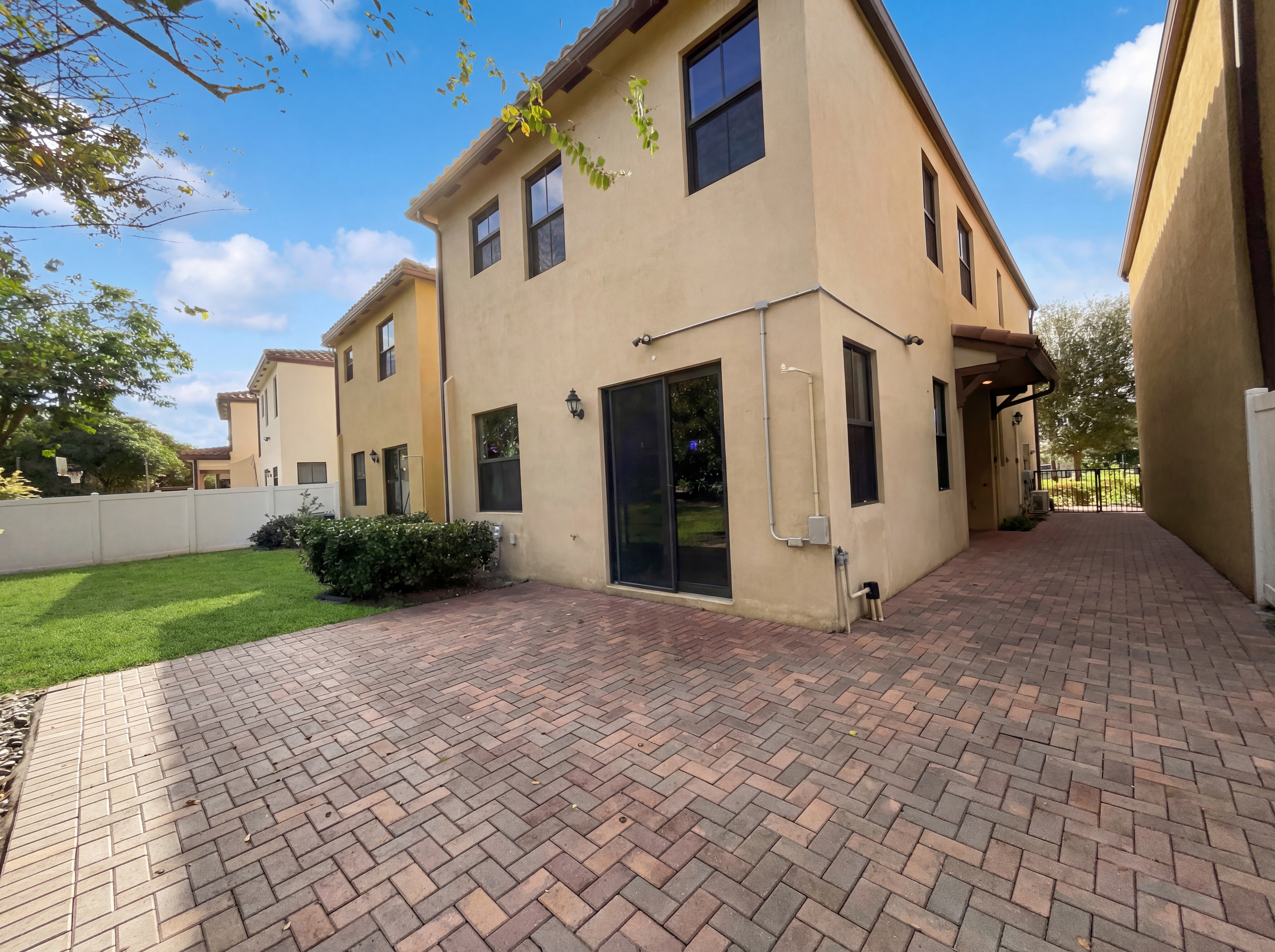 Photo 9 of 28 of 4879 NW 55th Pl, Fort Lauderdale, FL