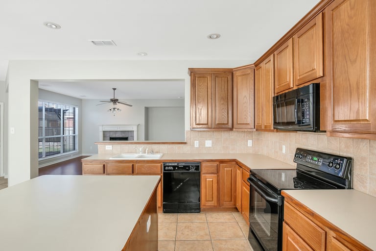 Photo 3 of 25 - 8117 Hartford Dr, Rowlett, TX 75089