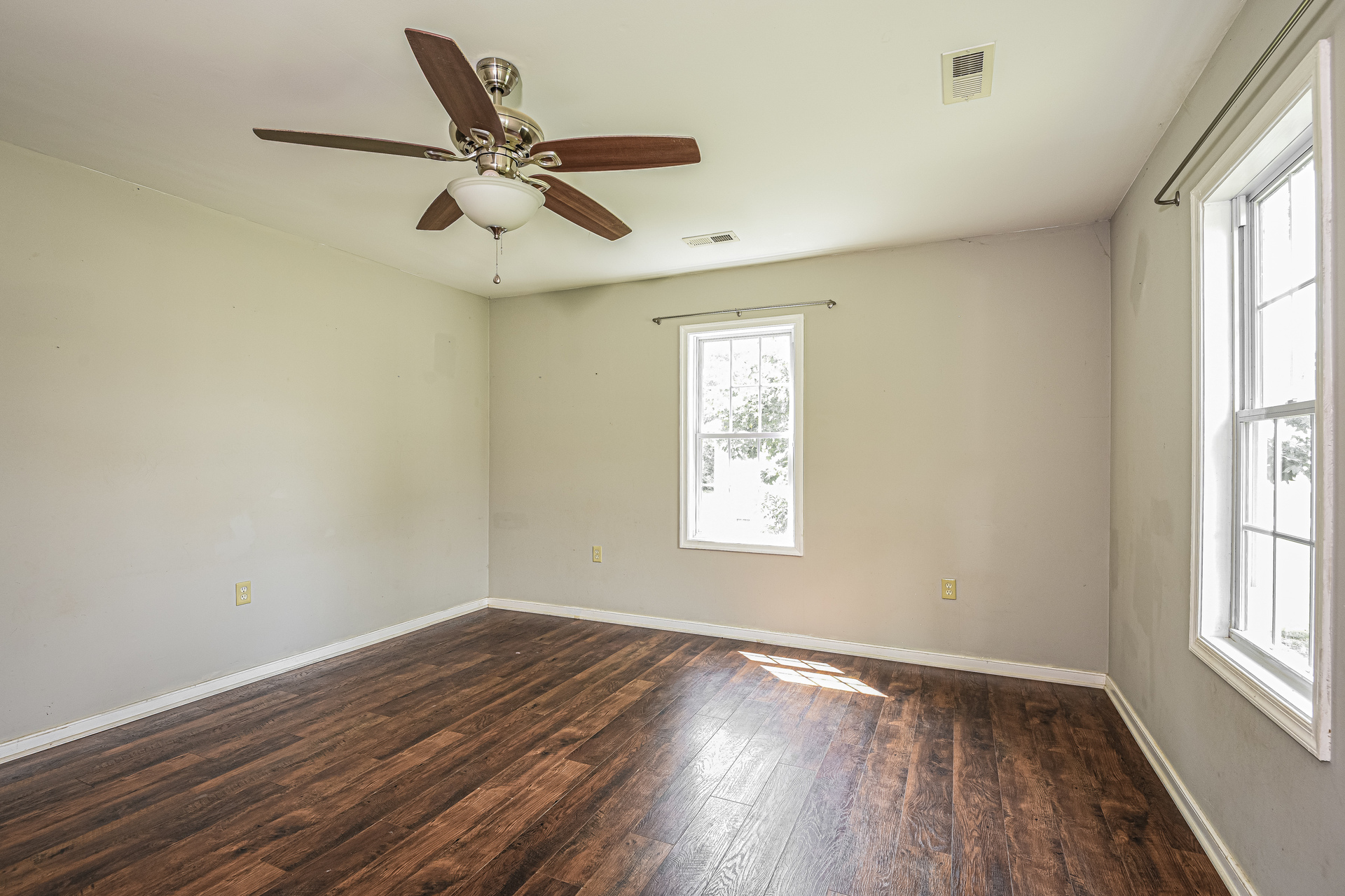 Photo 3 of 21 of 825 Nottoway Ave, Blackstone, VA
