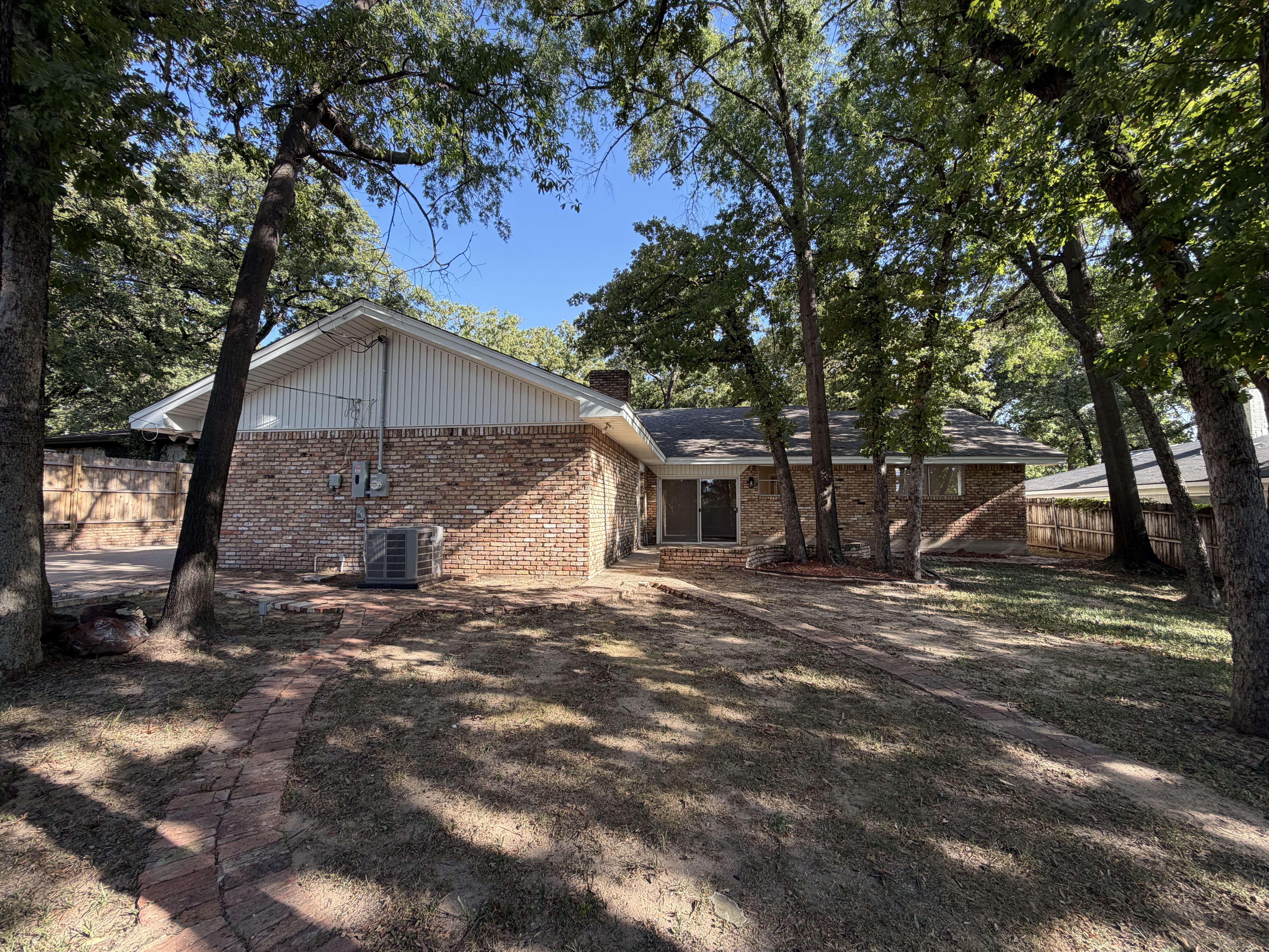 Photo 27 of 31 of 813 Wheelwood Dr, Hurst, TX