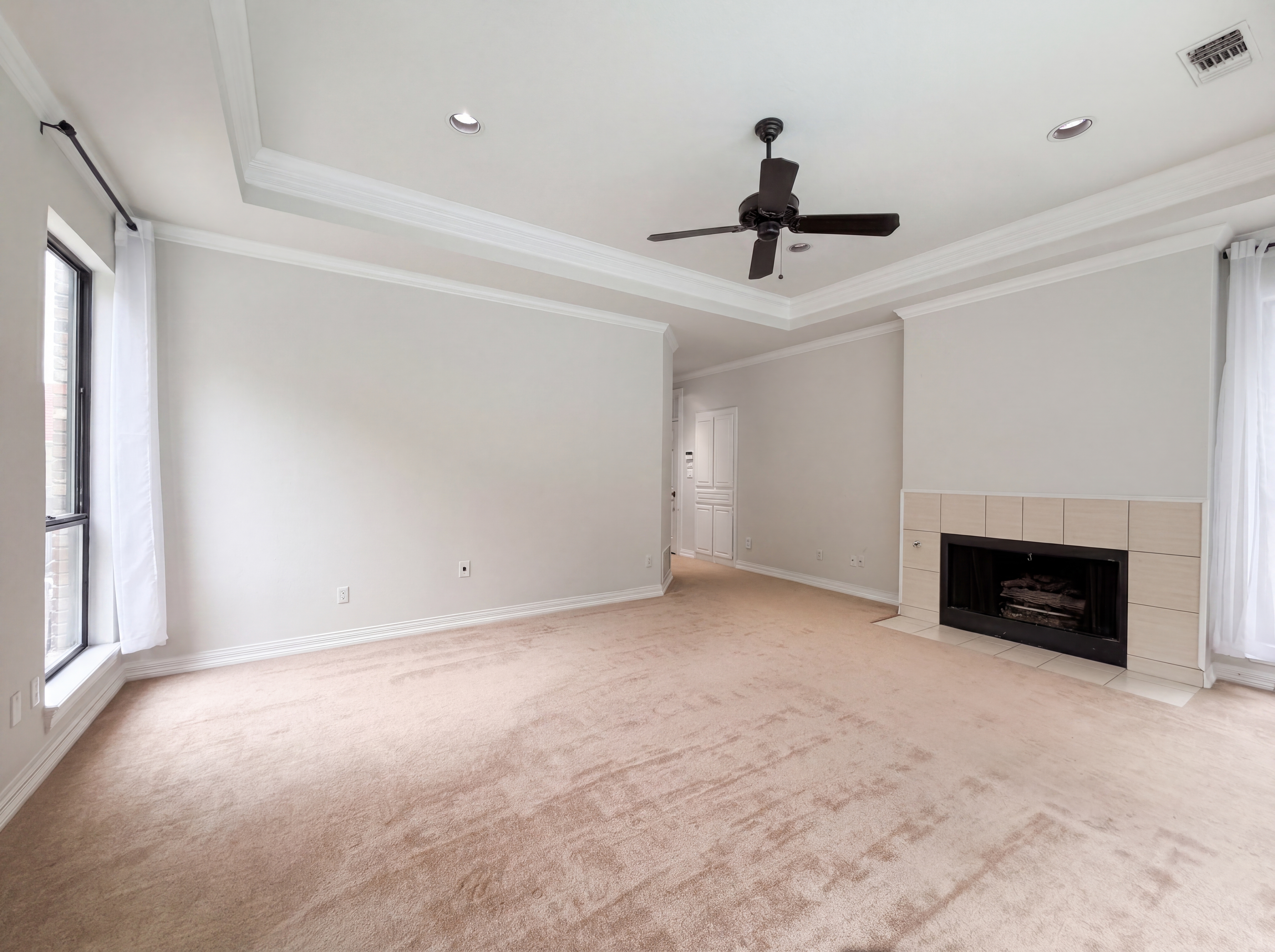Photo 11 of 28 of 2405 Castle Rock Rd, Arlington, TX