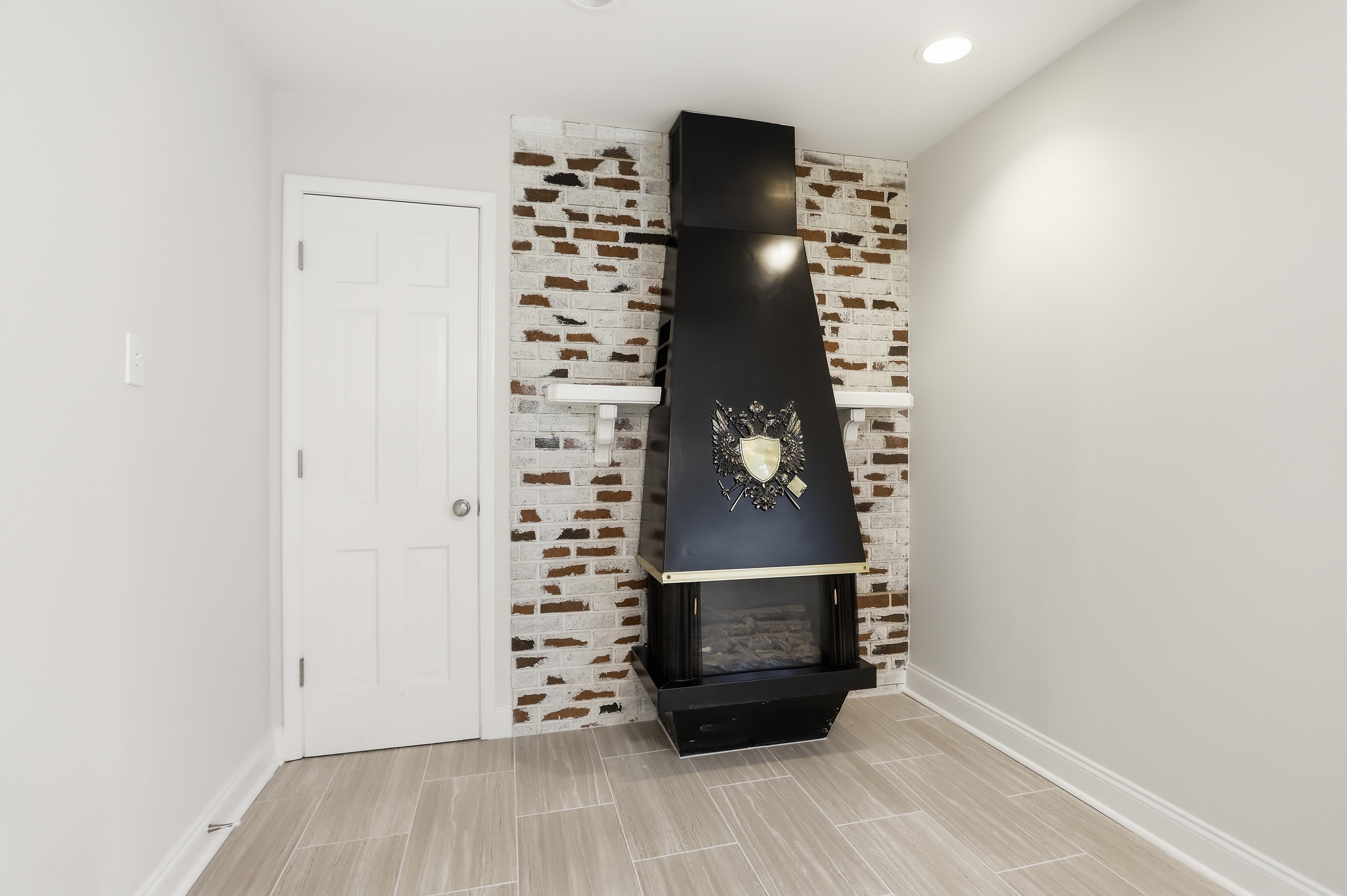 Photo 10 of 52 of 1215 Lake Crest Ter, Roswell, GA