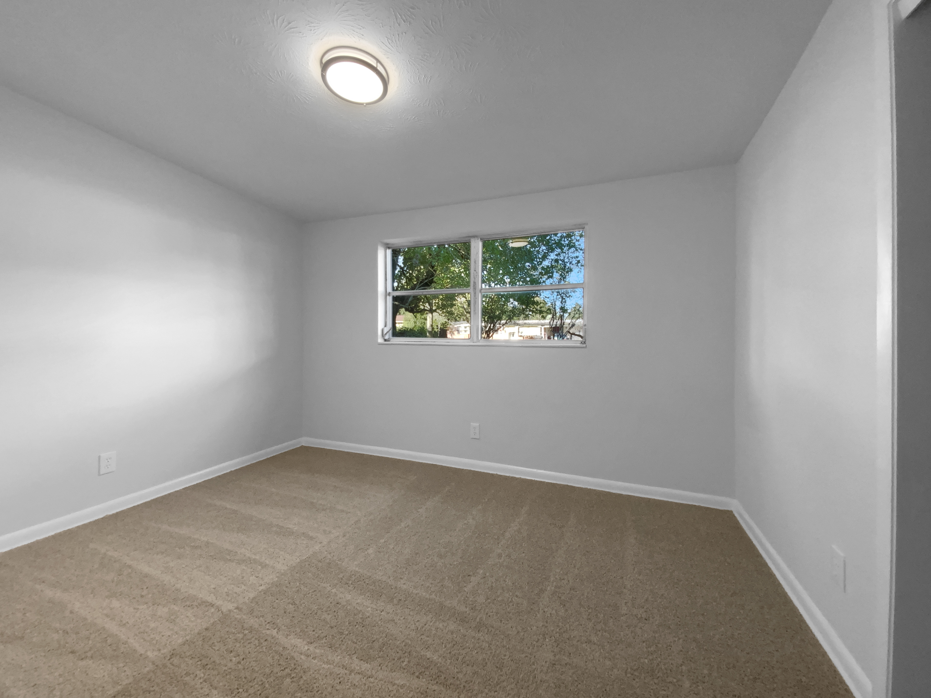 Photo 5 of 23 of 3319 Victoria Ct E, Jacksonville, FL