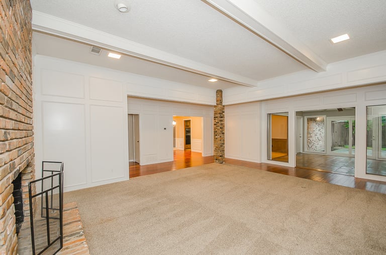 Photo 5 of 28 - 6436 Genstar Ln, Dallas, TX 75252