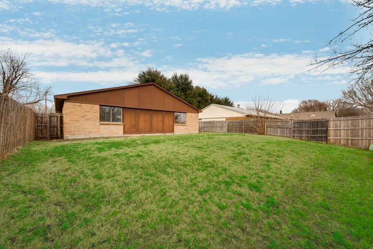 Photo 6 of 27 - 4100 Shagbark St, Fort Worth, TX 76137