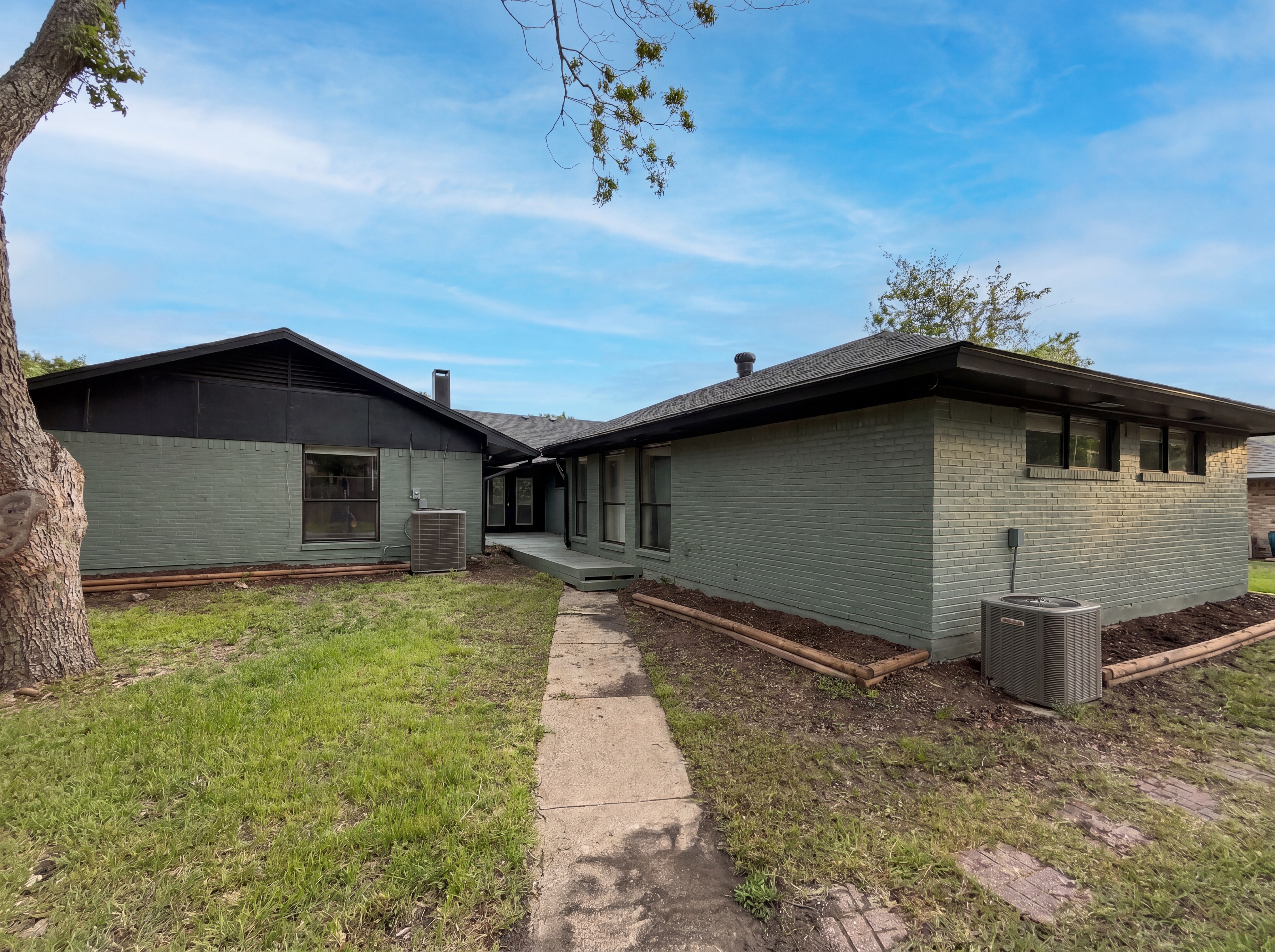 Photo 5 of 16 of 3255 Whitehall Dr, Dallas, TX