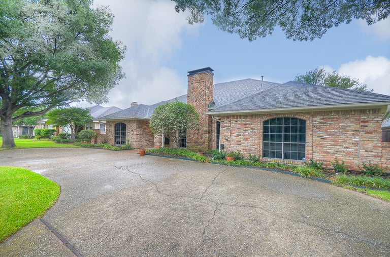 Photo 2 of 28 - 6436 Genstar Ln, Dallas, TX 75252