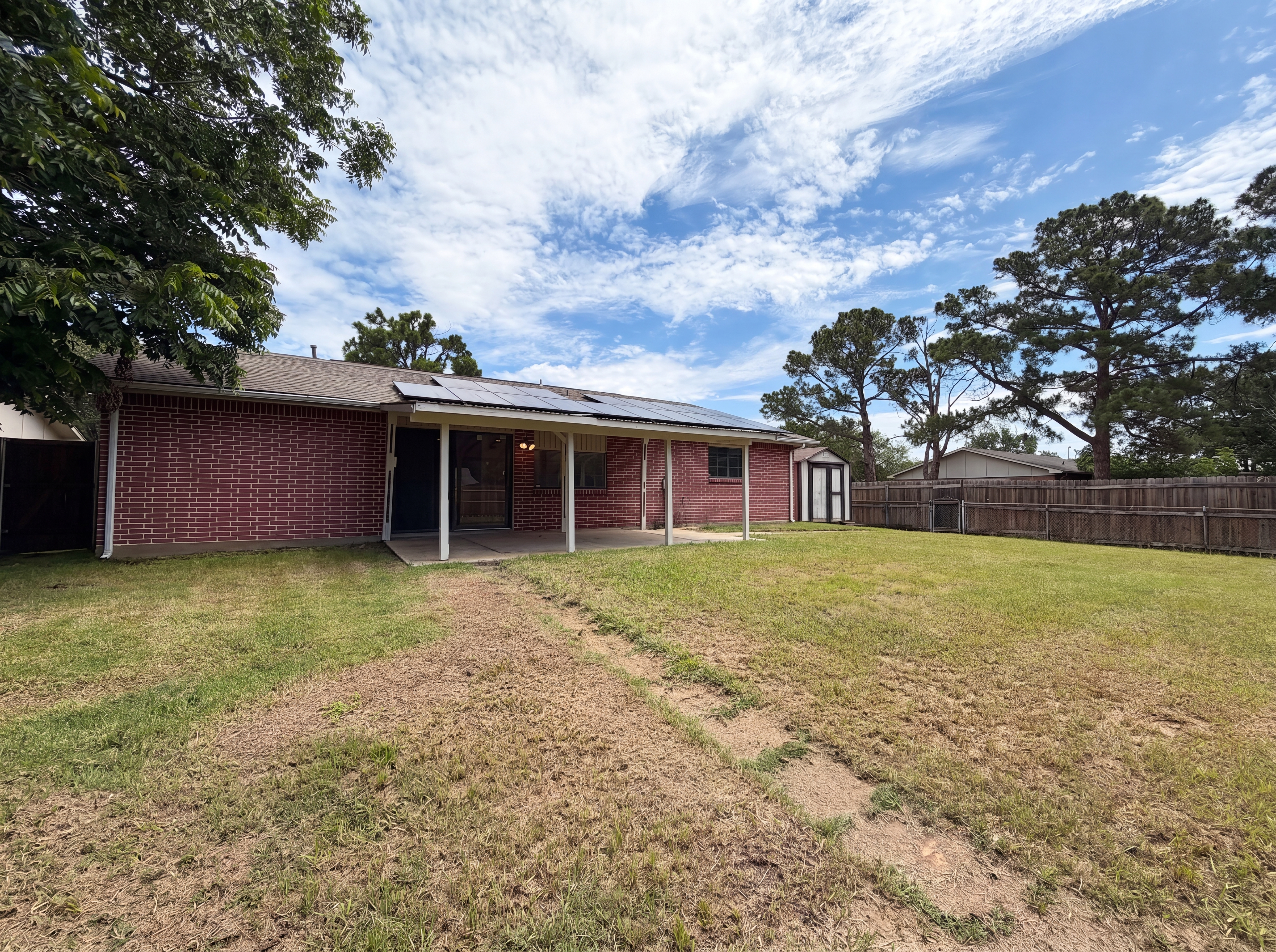 Photo 5 of 29 of 1102 Hillwood Dr, Lewisville, TX