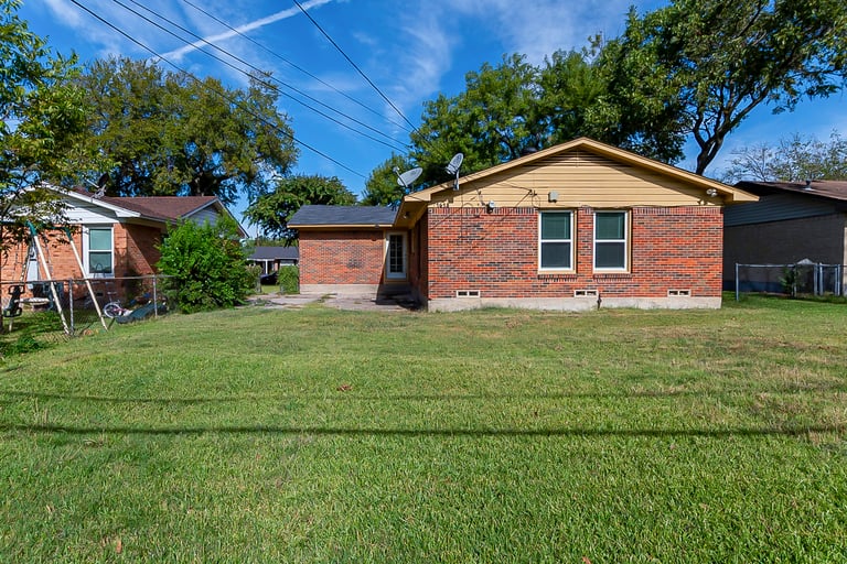 Photo 7 of 23 - 1618 Ridgeview St, Mesquite, TX 75149