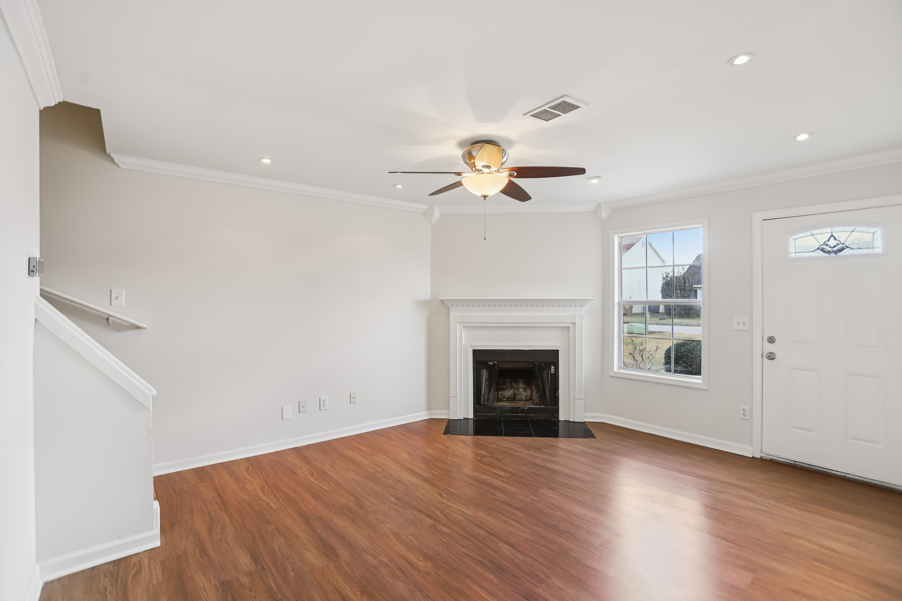 Photo 3 of 36 of 9445 Sleepy Hollow Ln, Jonesboro, GA