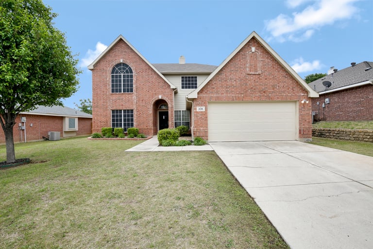 Photo 1 of 26 - 5716 Wimbledon Cir, Haltom City, TX 76137