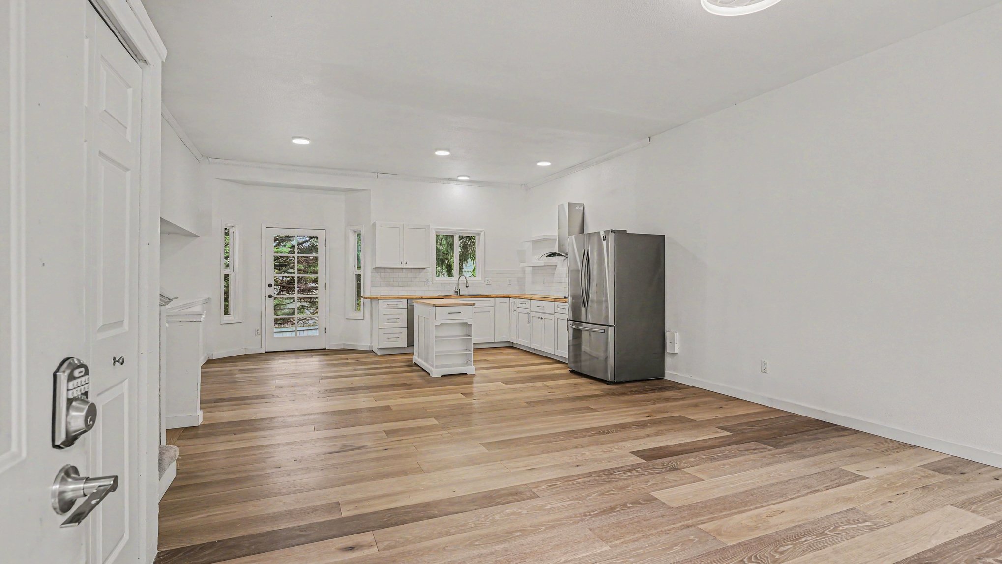 Photo 7 of 19 of 9605 NE 132nd St, Kirkland, WA