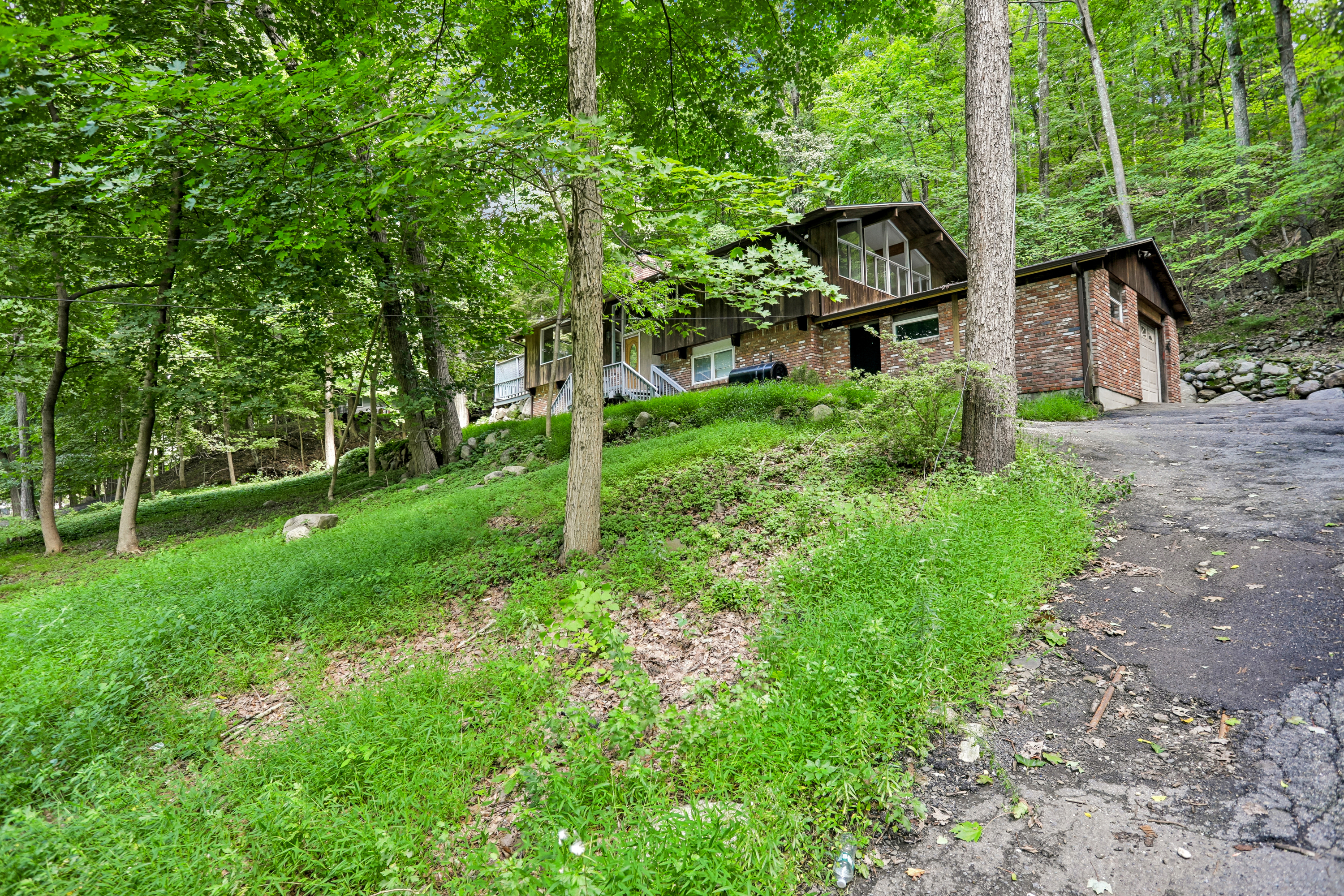 Photo 6 of 31 of 951 Haverstraw Rd, Suffern, NY
