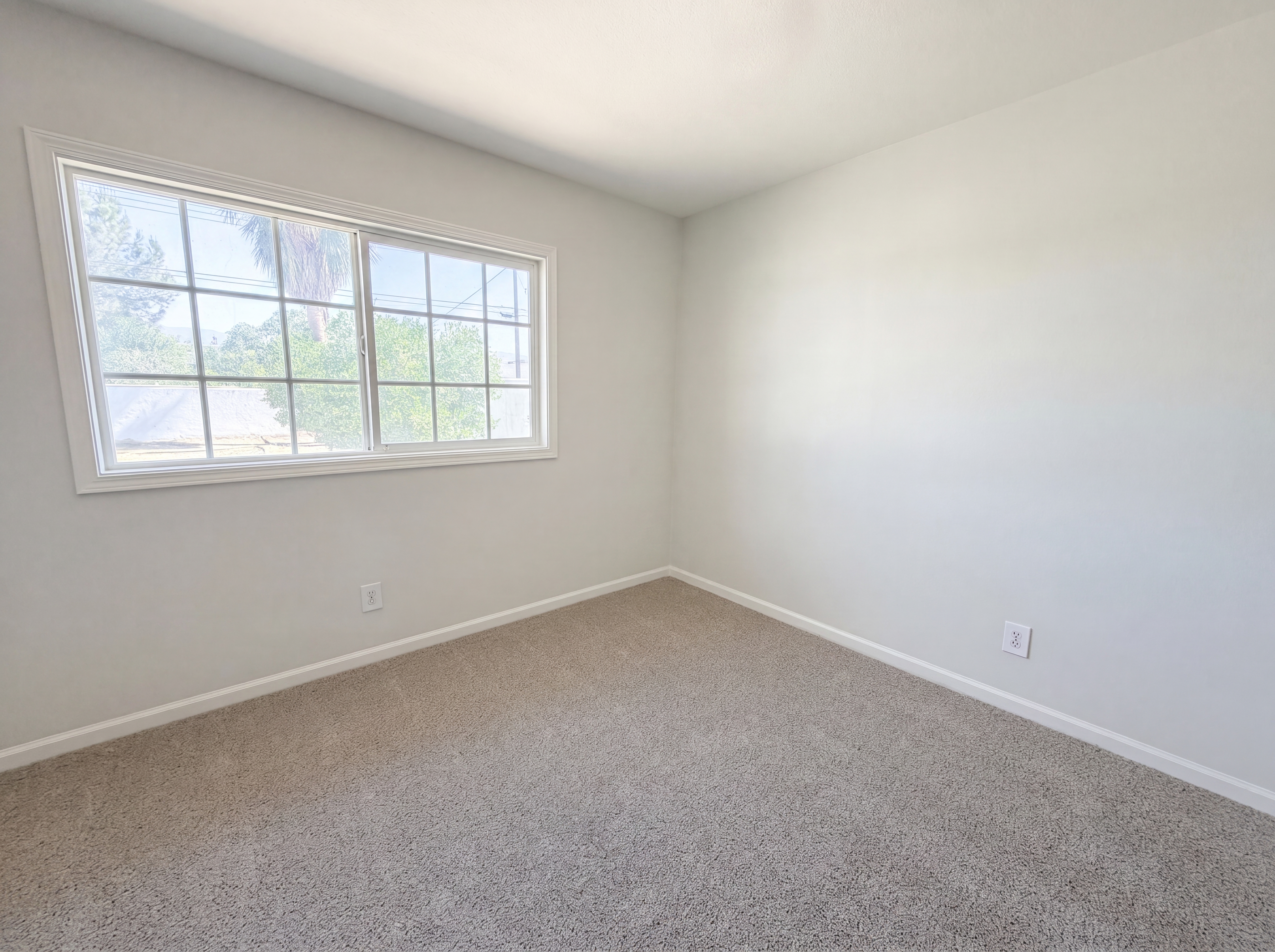 Photo 12 of 17 of 322 E Mariposa Dr, Rialto, CA