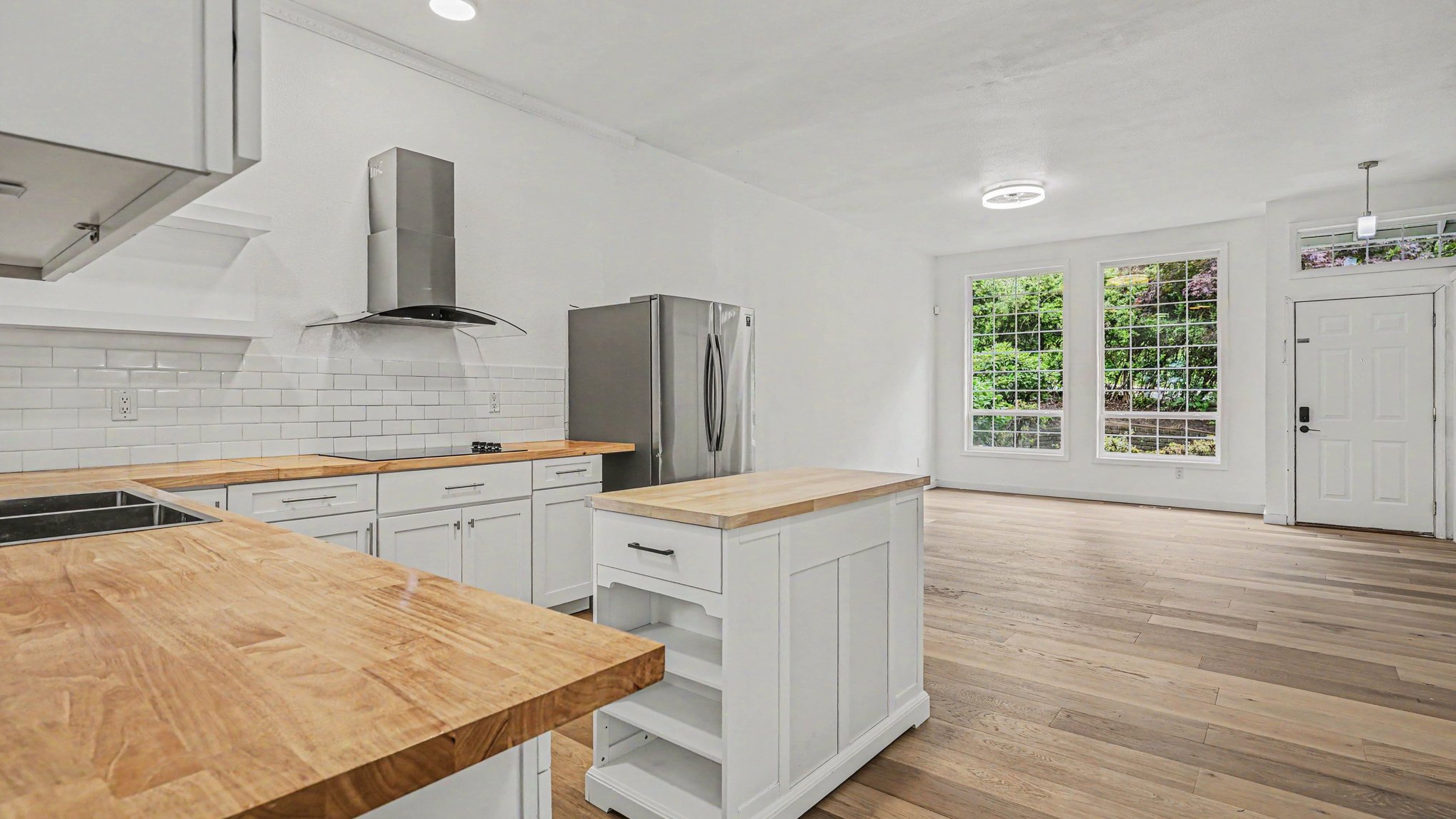Photo 9 of 19 of 9605 NE 132nd St, Kirkland, WA