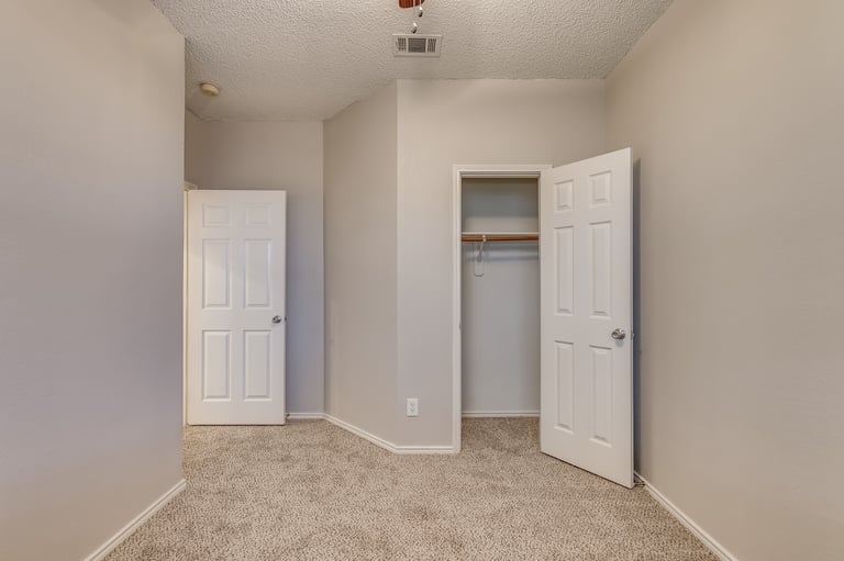 Photo 17 of 21 - 1387 Mimosa Ln, Lewisville, TX 75077