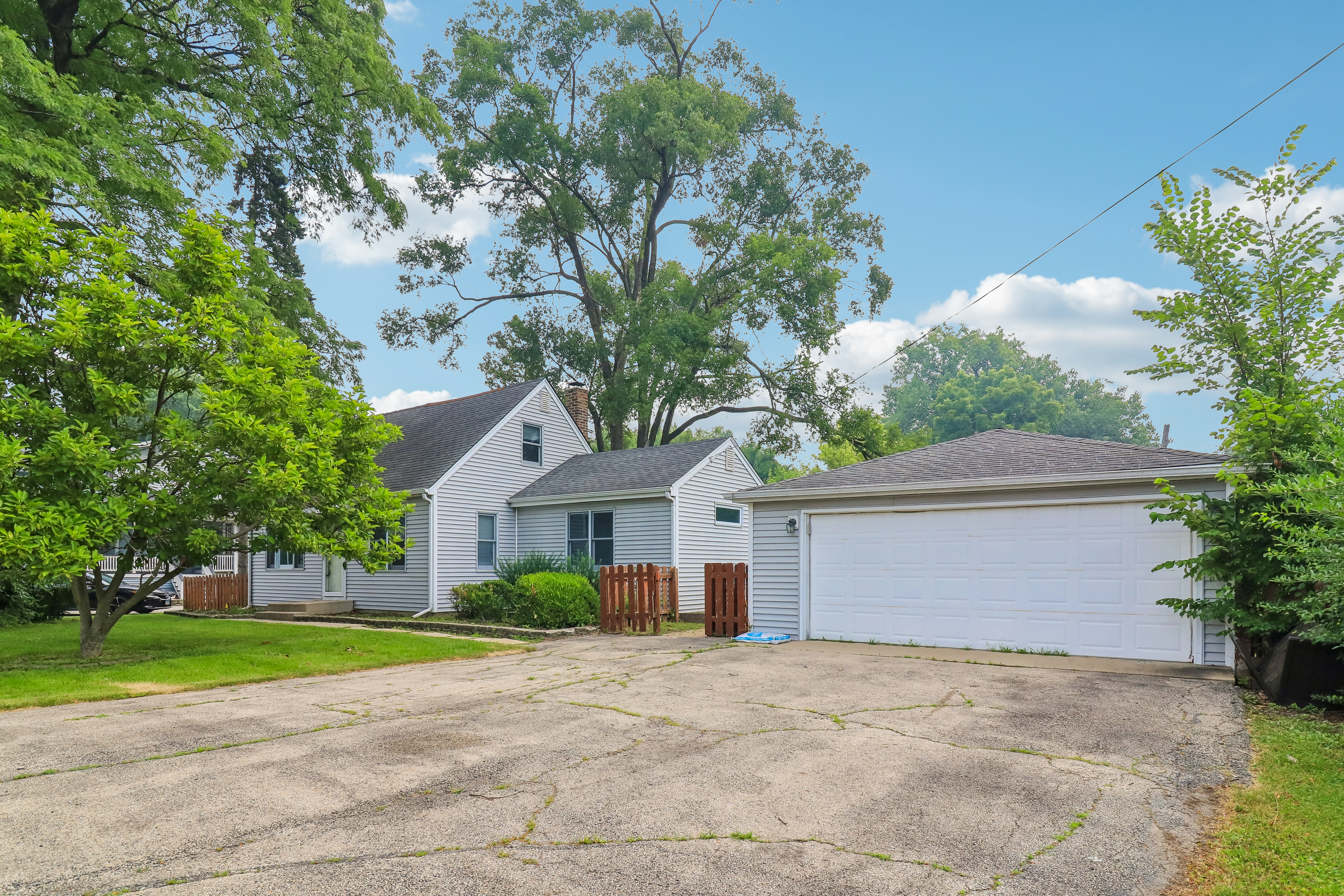 Photo 31 of 35 of 4811 Roslyn Rd, Downers Grove, IL