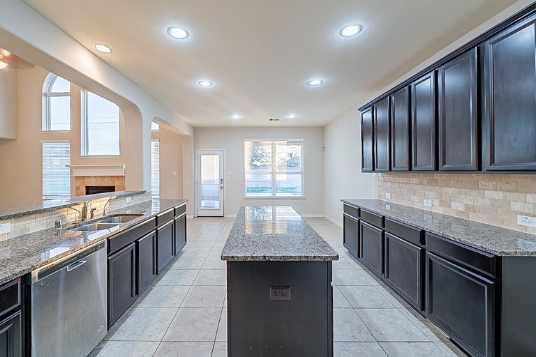 Photo 10 of 34 - 2208 Hannah Creek Ct, Houston, TX 77089