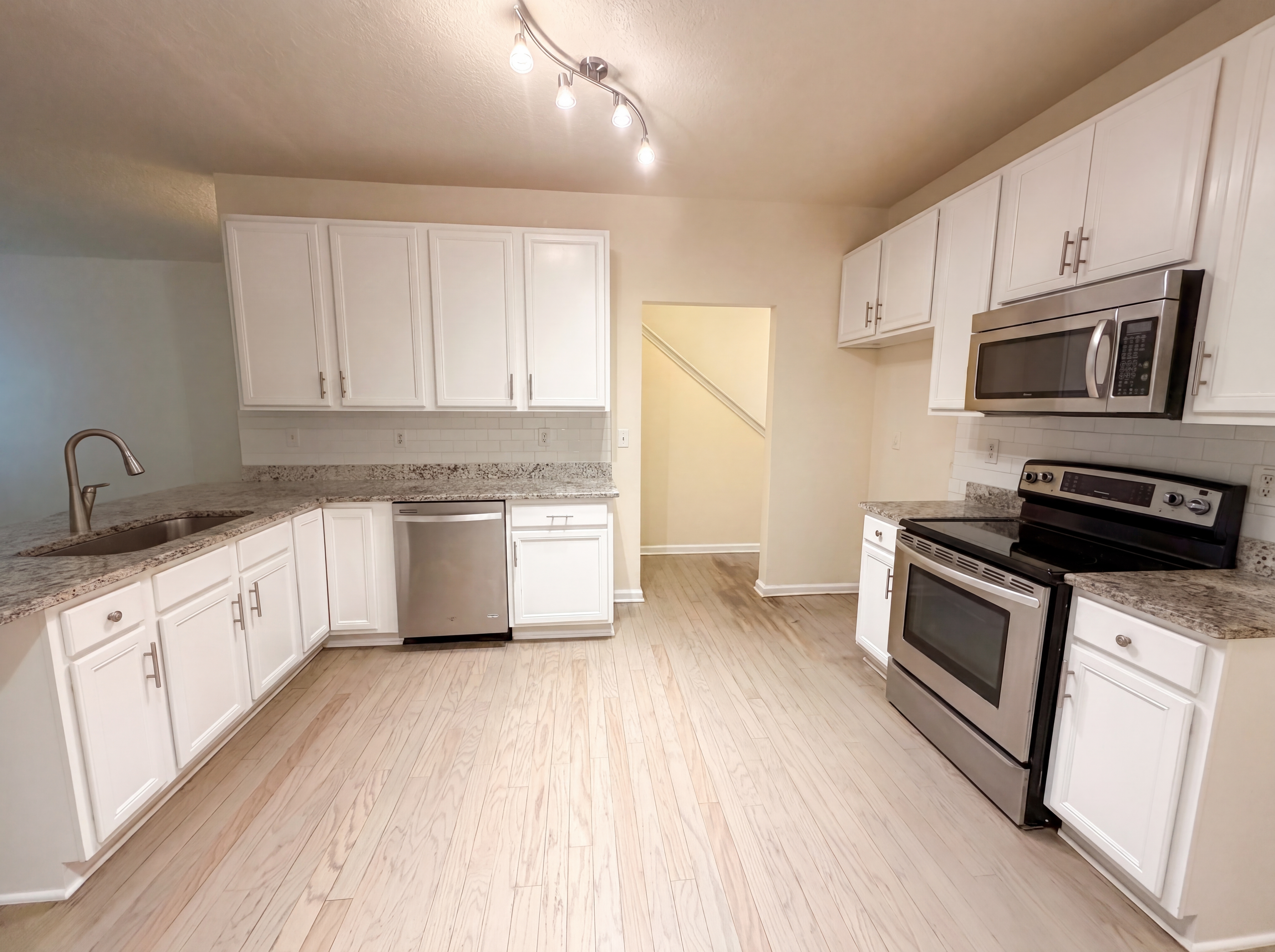 Photo 7 of 18 of 5080 Windsor Forrest Ln, Atlanta, GA