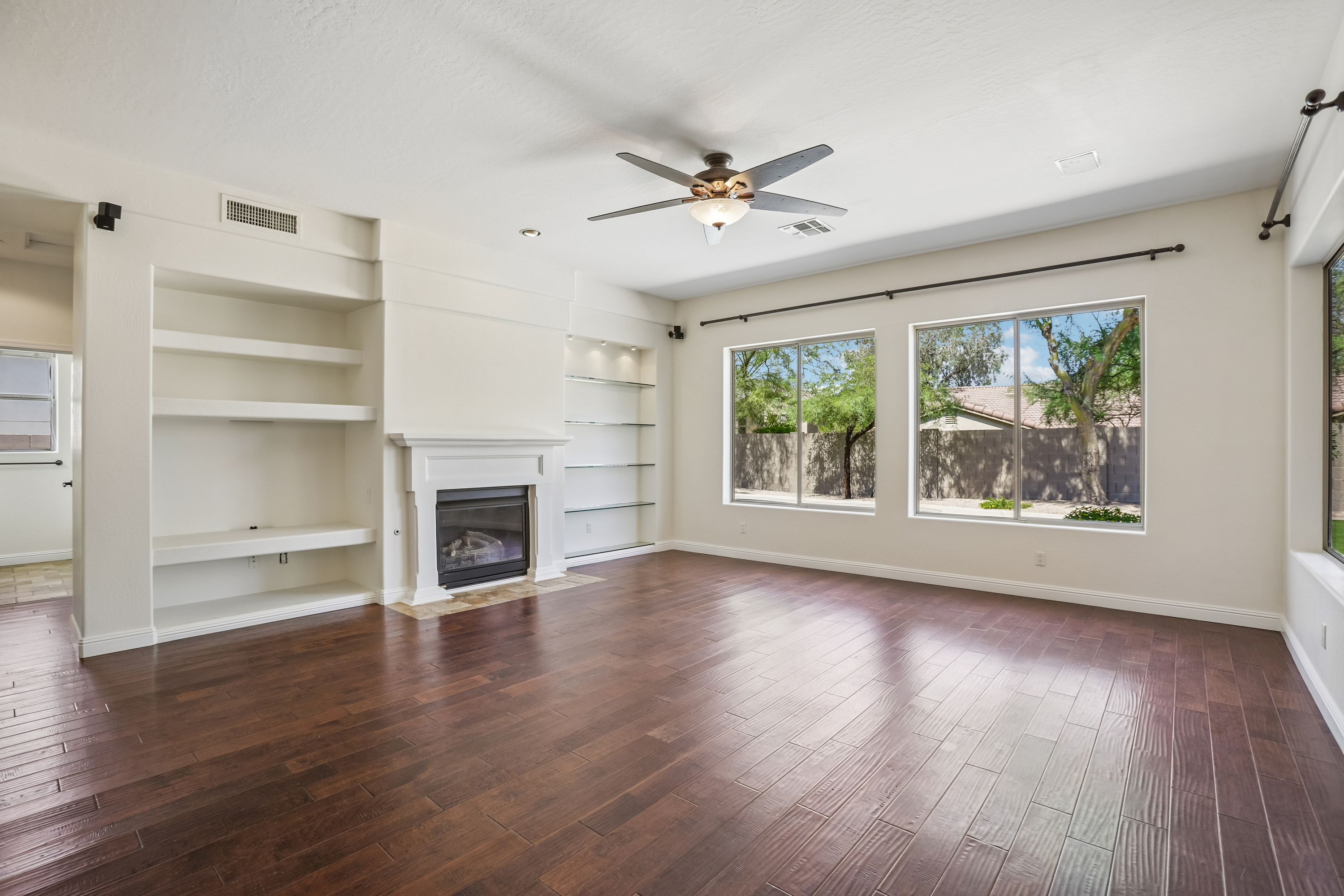 Photo 3 of 35 of 16484 N 108th Pl, Scottsdale, AZ