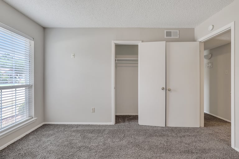 Photo 8 of 24 - 2323 Newbury Dr, Arlington, TX 76014