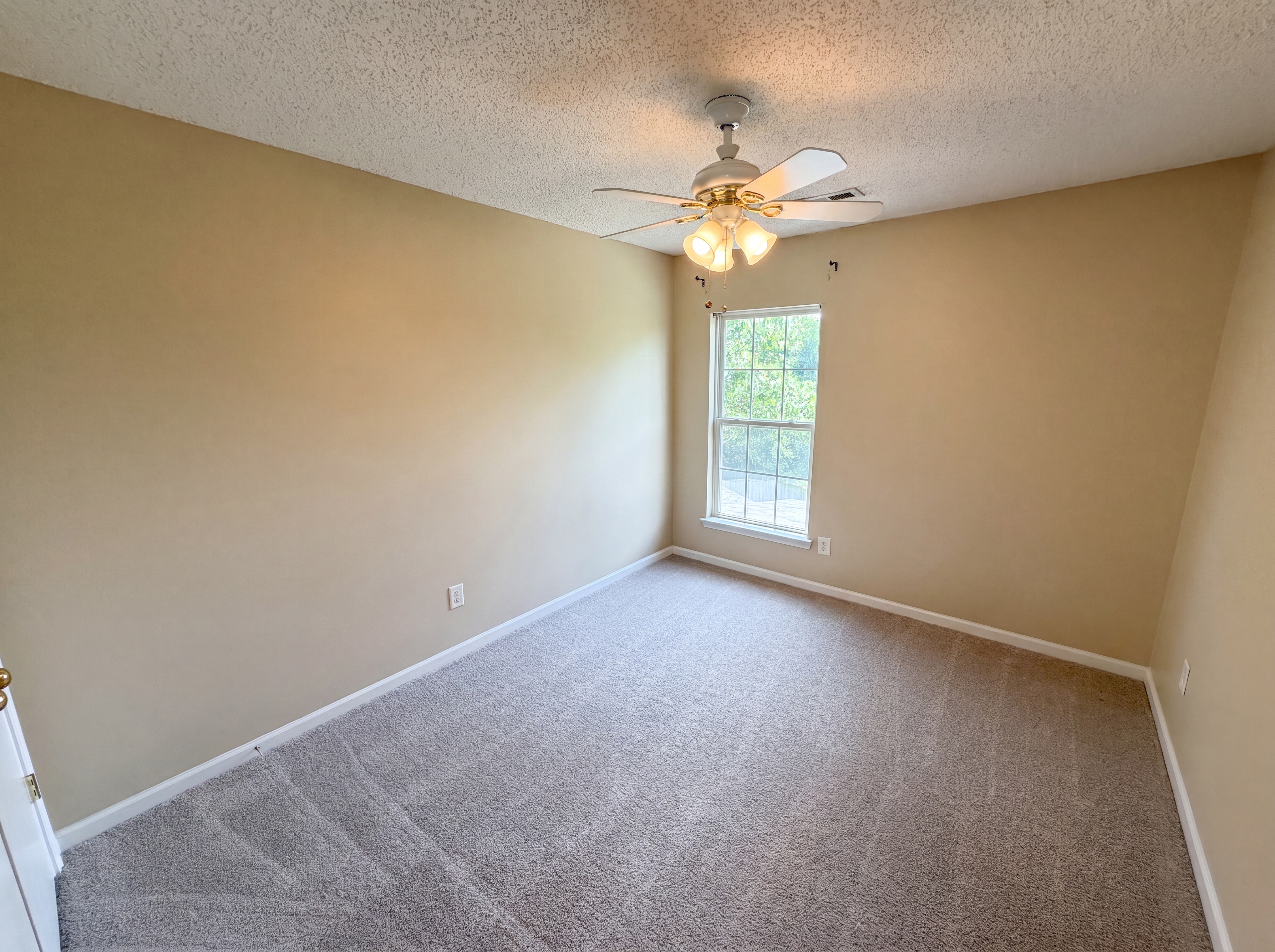 Photo 11 of 21 of 6121 Linda Vista Ln, Charlotte, NC