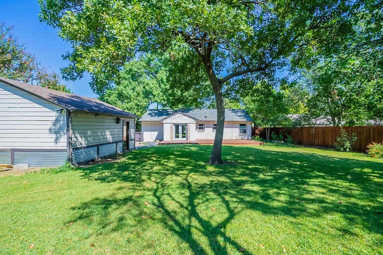 Photo 7 of 29 - 10183 Baronne Cir, Dallas, TX 75218