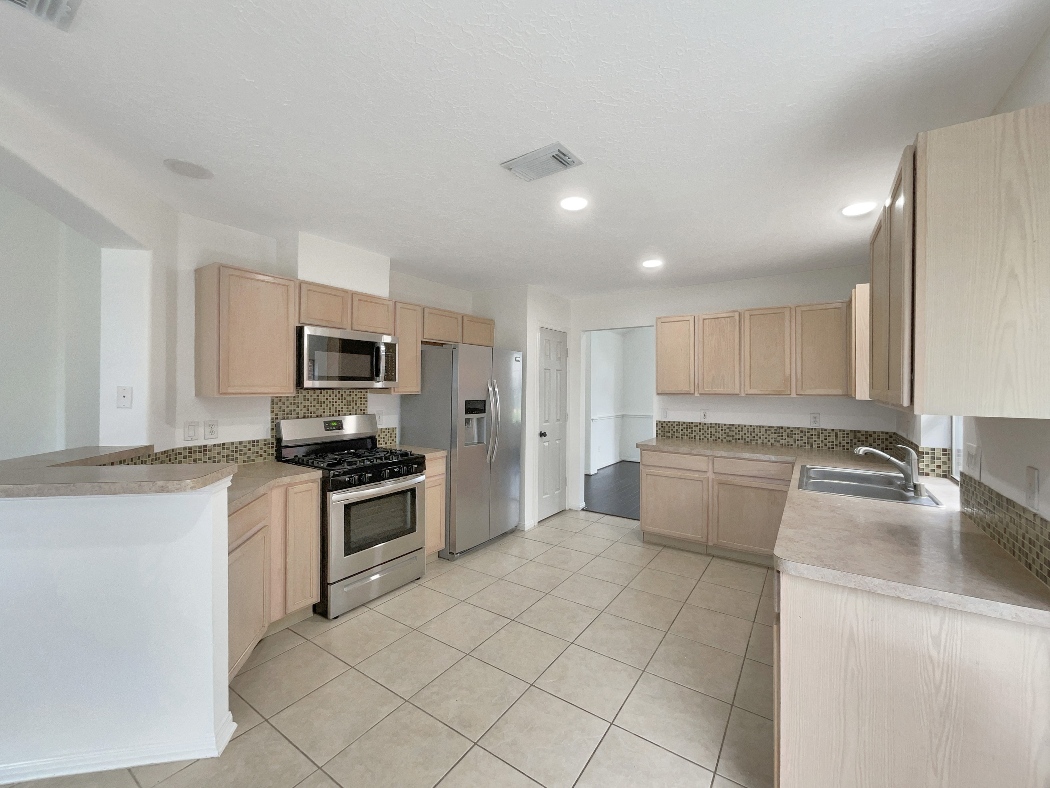 Photo 6 of 19 of 4326 Eaglewood Trail Dr, Fresno, TX