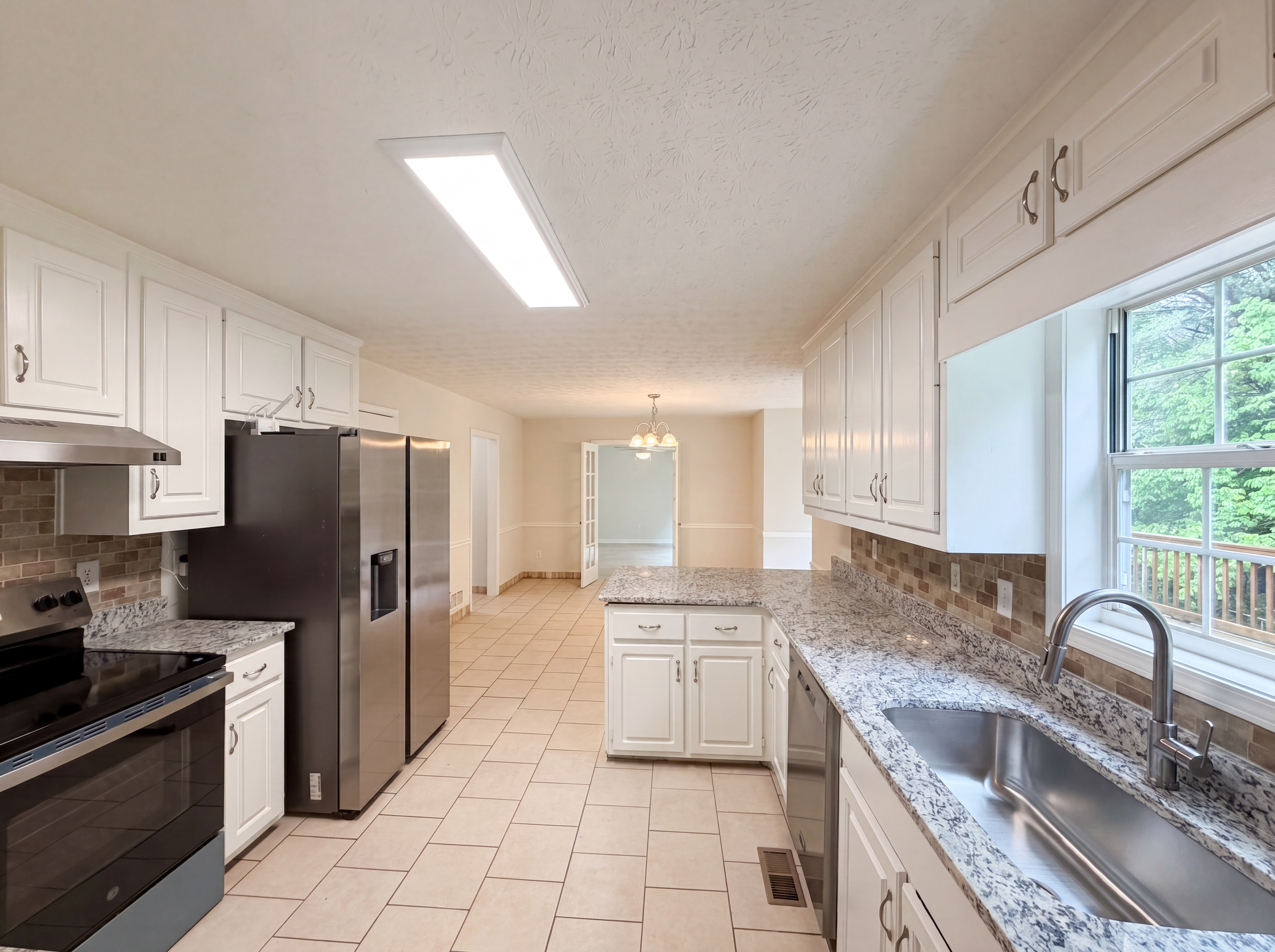 Photo 2 of 21 of 1555 Rose Pointe Dr, Loganville, GA