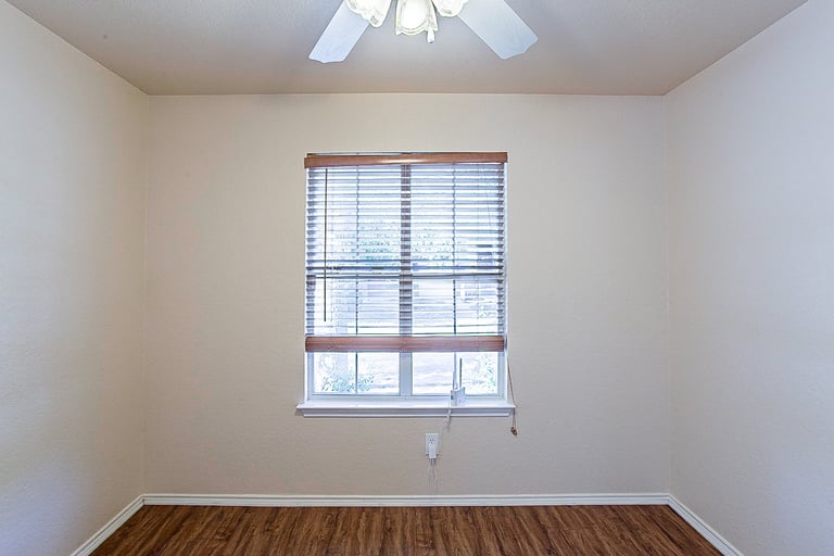 Photo 12 of 21 - 956 Marble Pt, San Antonio, TX 78251